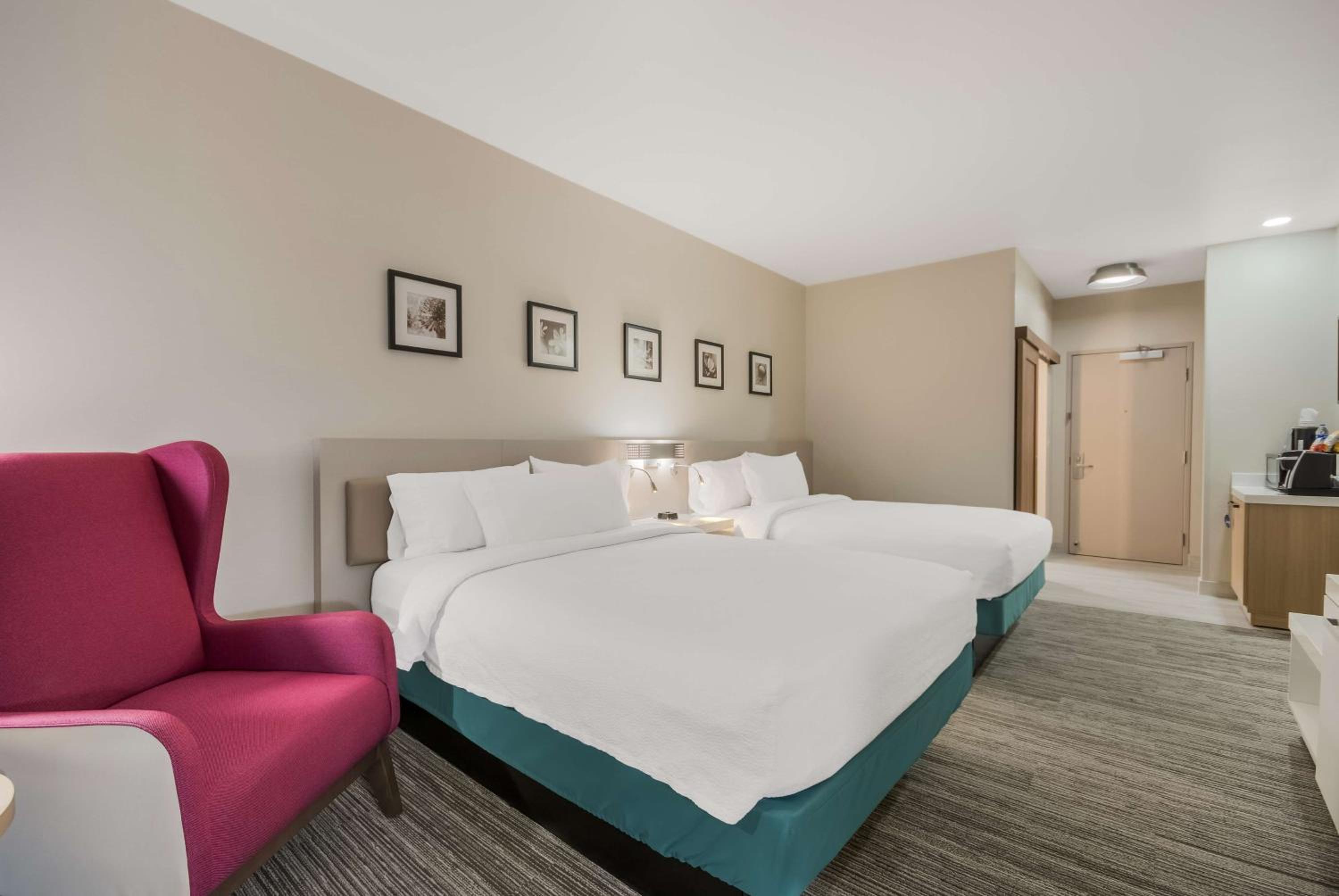 Premium Queen Room with Two Queen Beds - Photo 3