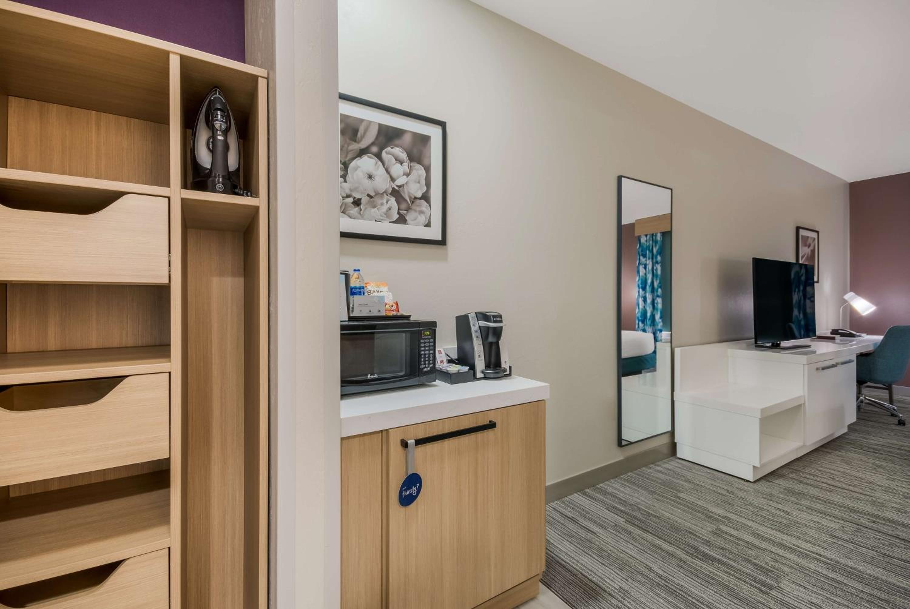 Premium Queen Room with Two Queen Beds - Photo 4