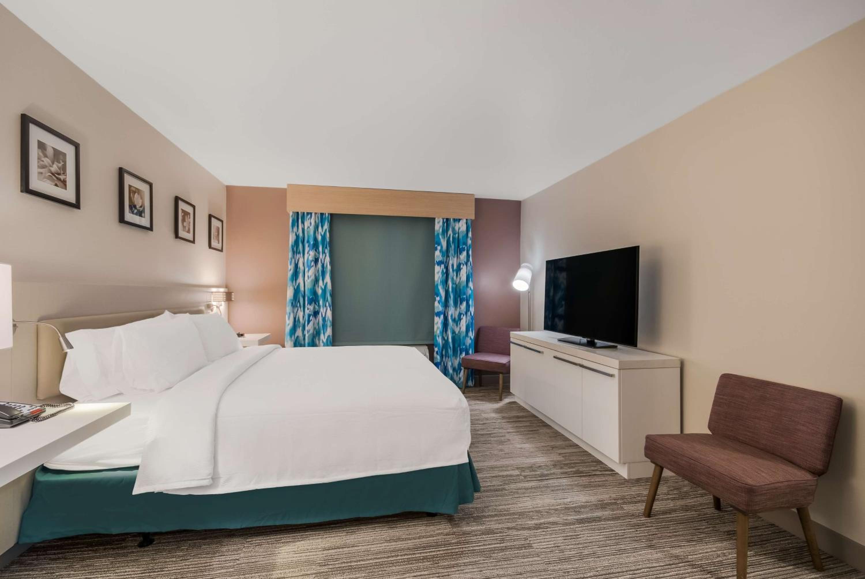 King Suite - Mobility and Hearing Access photo 3