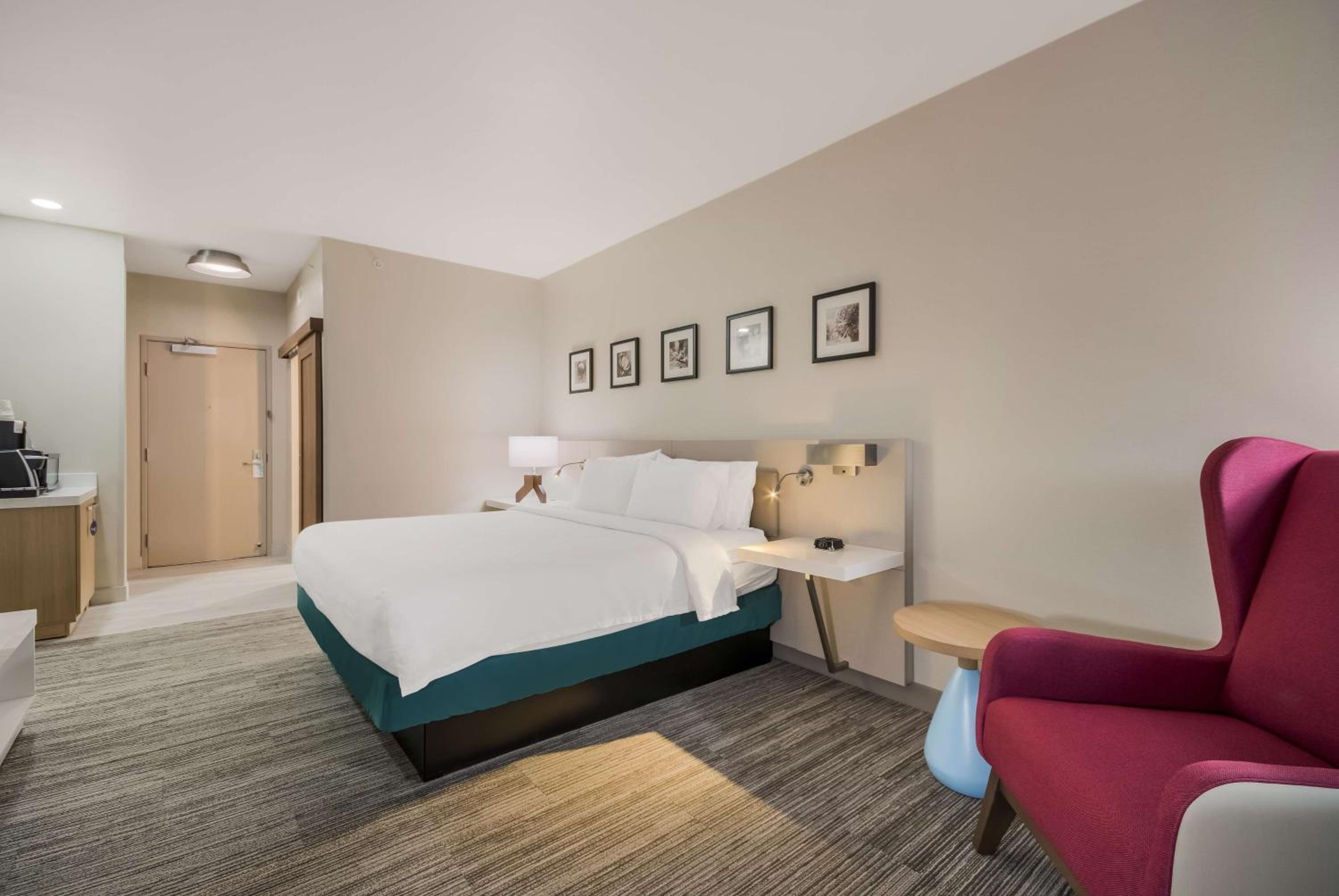 Premium King Room - Photo 2