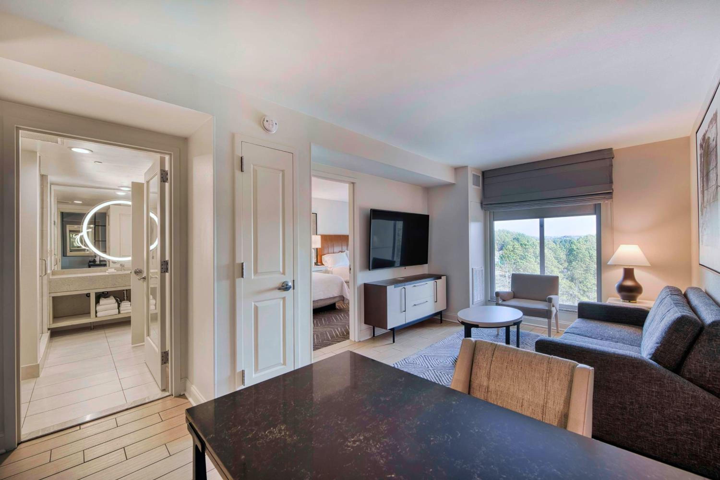 Non-Smoking Queen Suite with Two Queen Beds - Photo 3