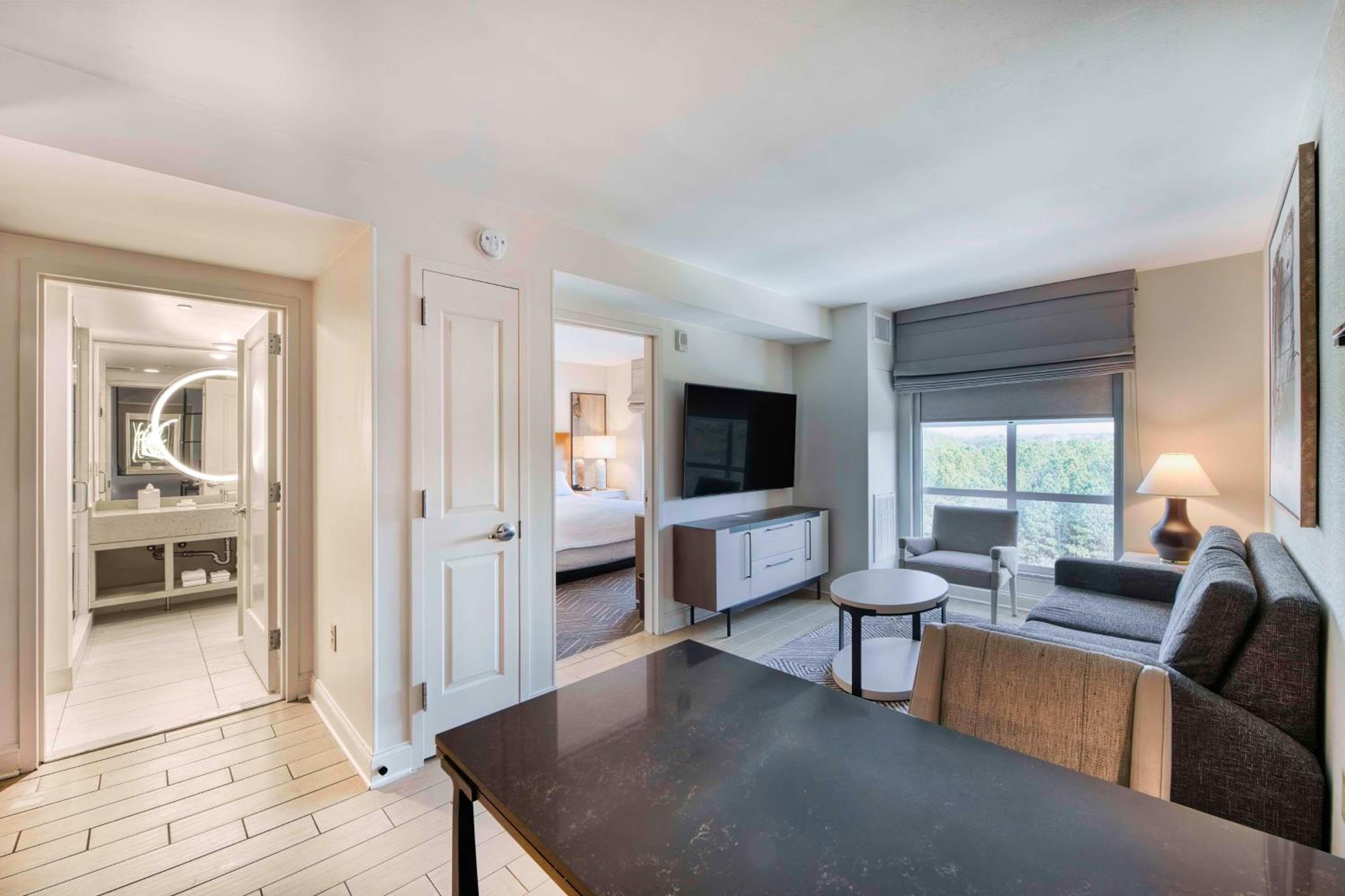 King Suite - Non-Smoking - Photo 10