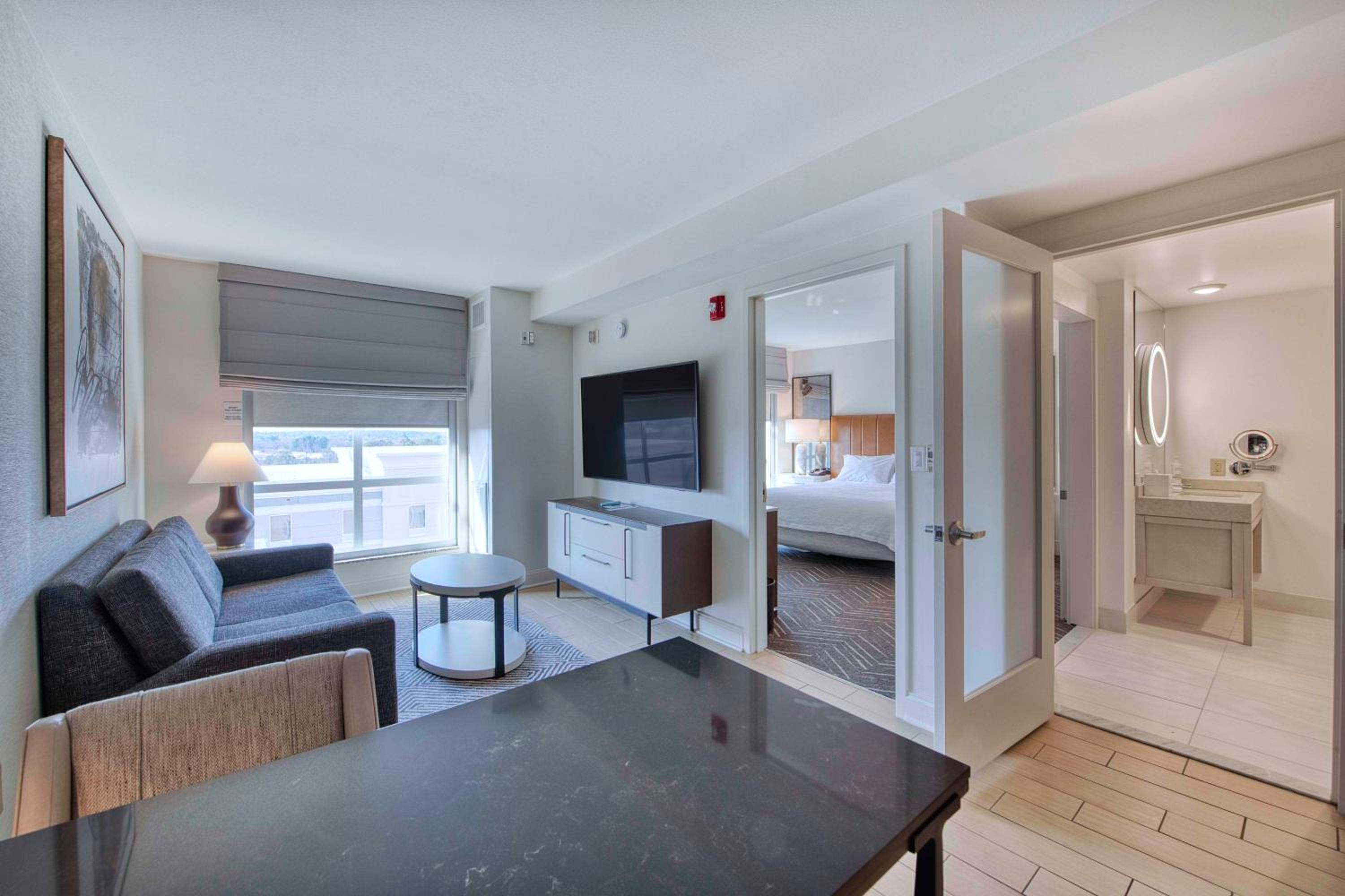 One-Bedroom King Suite with Roll-In Shower - Mobility Access/Non-Smoking - Photo 7