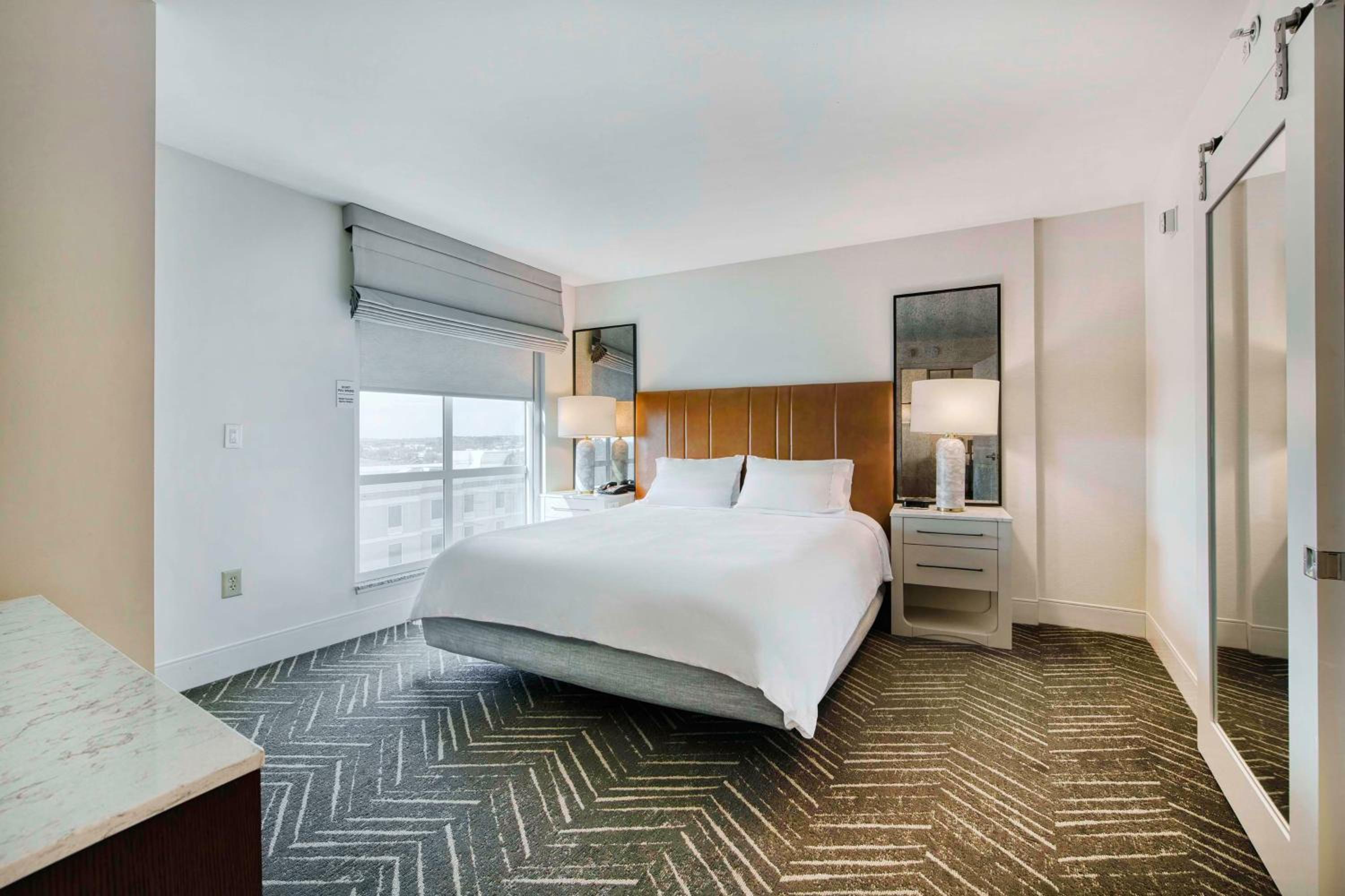 One-Bedroom King Suite with Roll-In Shower - Mobility Access/Non-Smoking - Photo 3