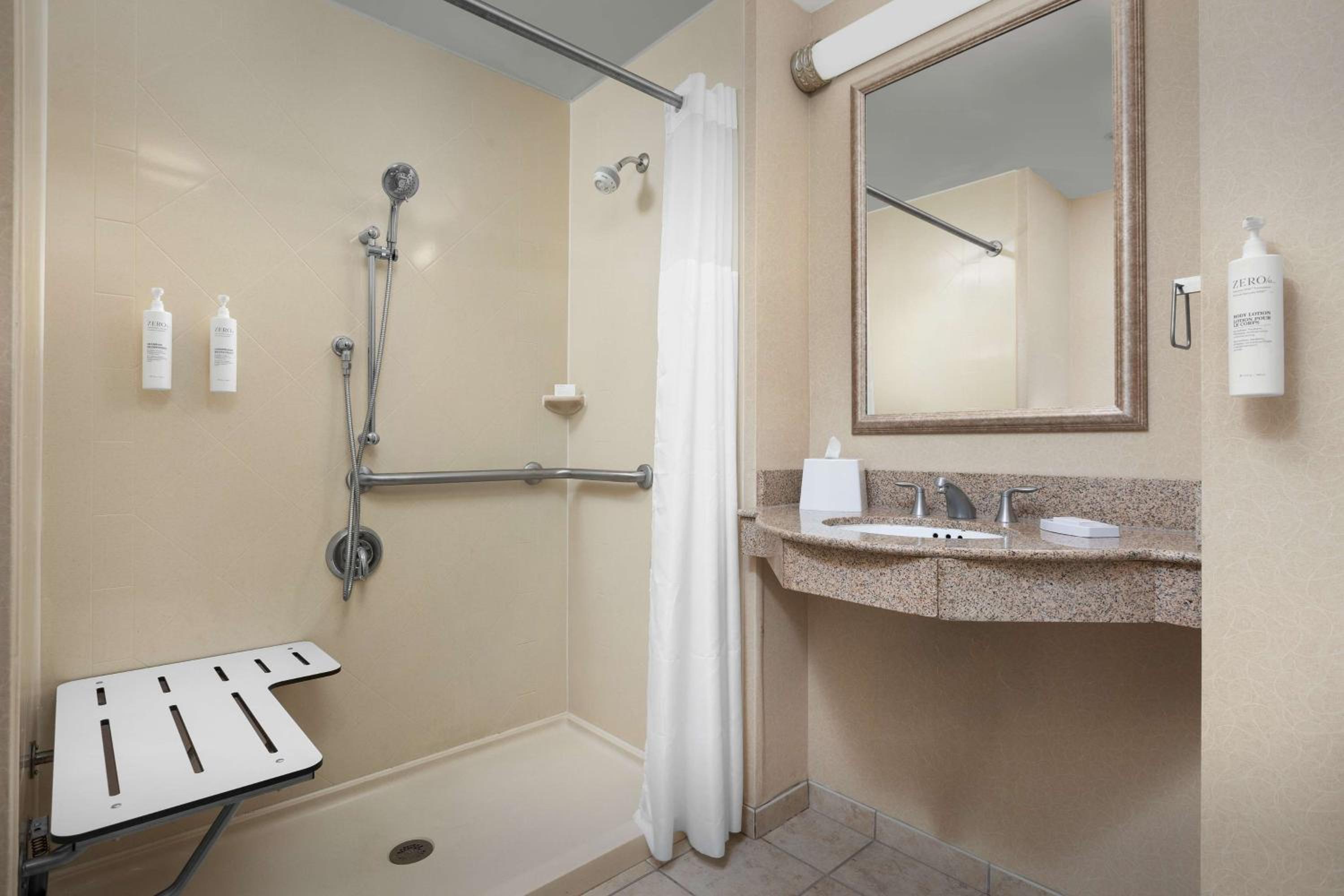 Queen Room with Two Queen Beds - Mobility Access/Non-Smoking - Photo 3