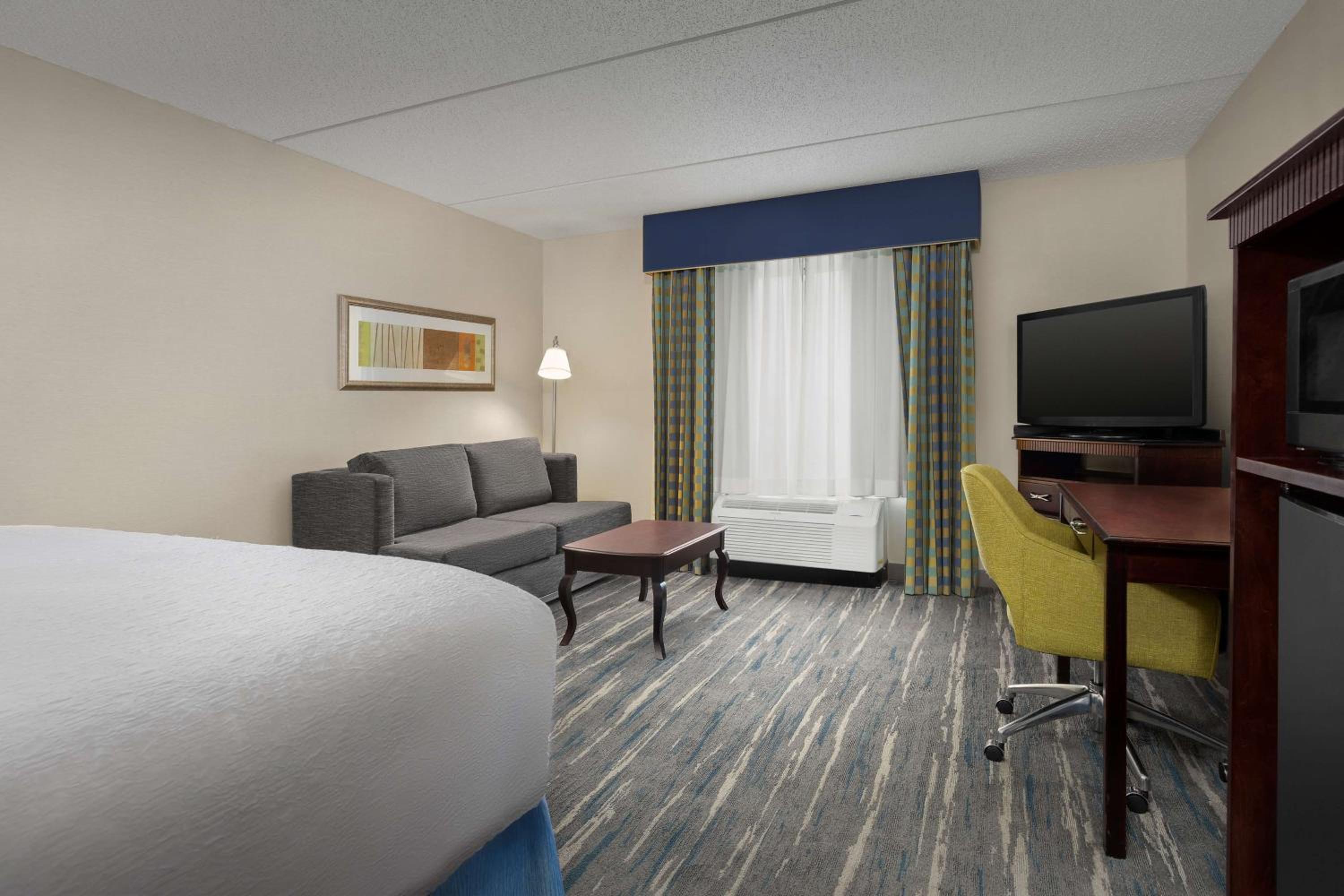 King Room with Sofa Bed - Non-Smoking - Photo 3