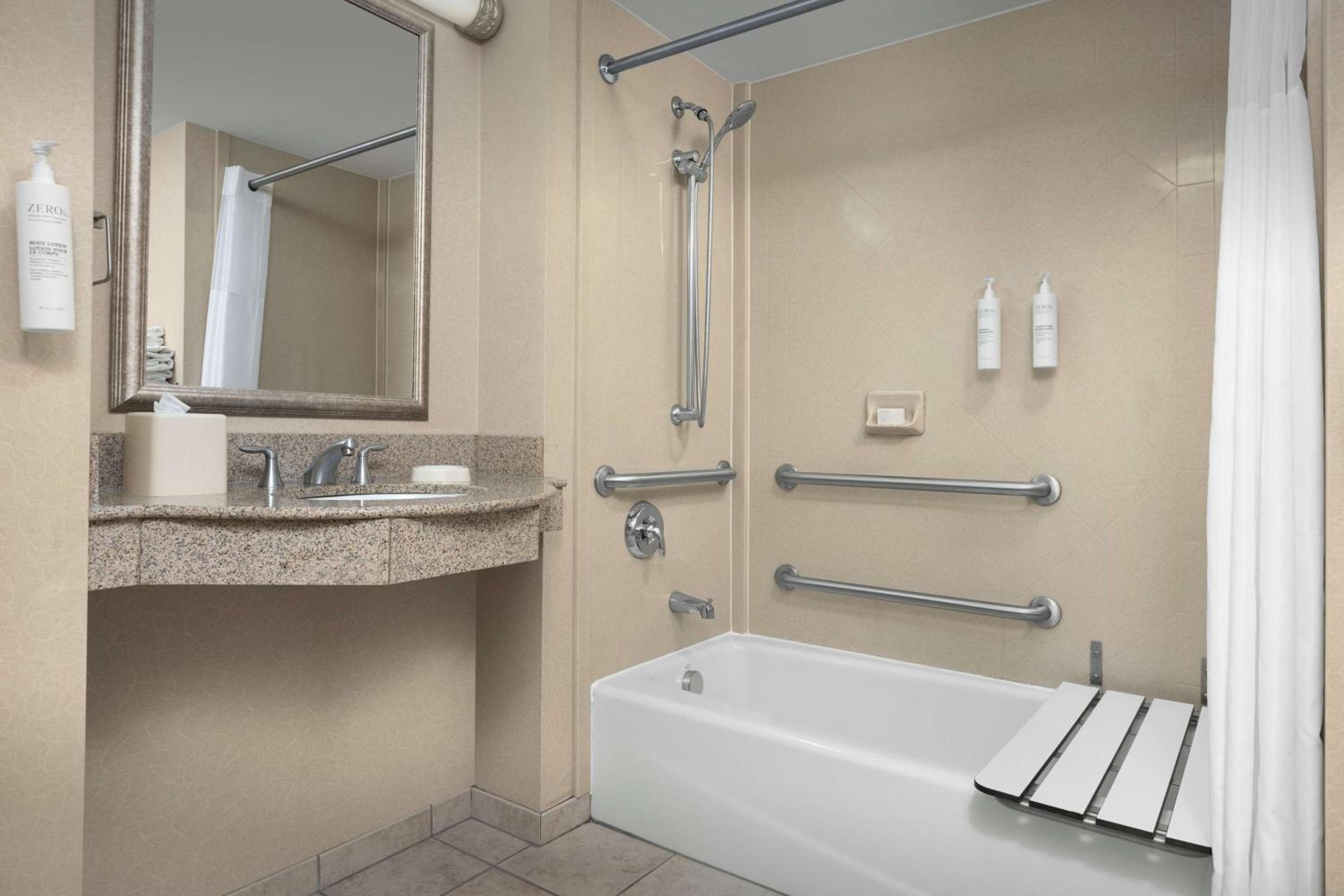 Queen Room with Two Queen Beds - Mobility Access/Non-Smoking - Photo 2