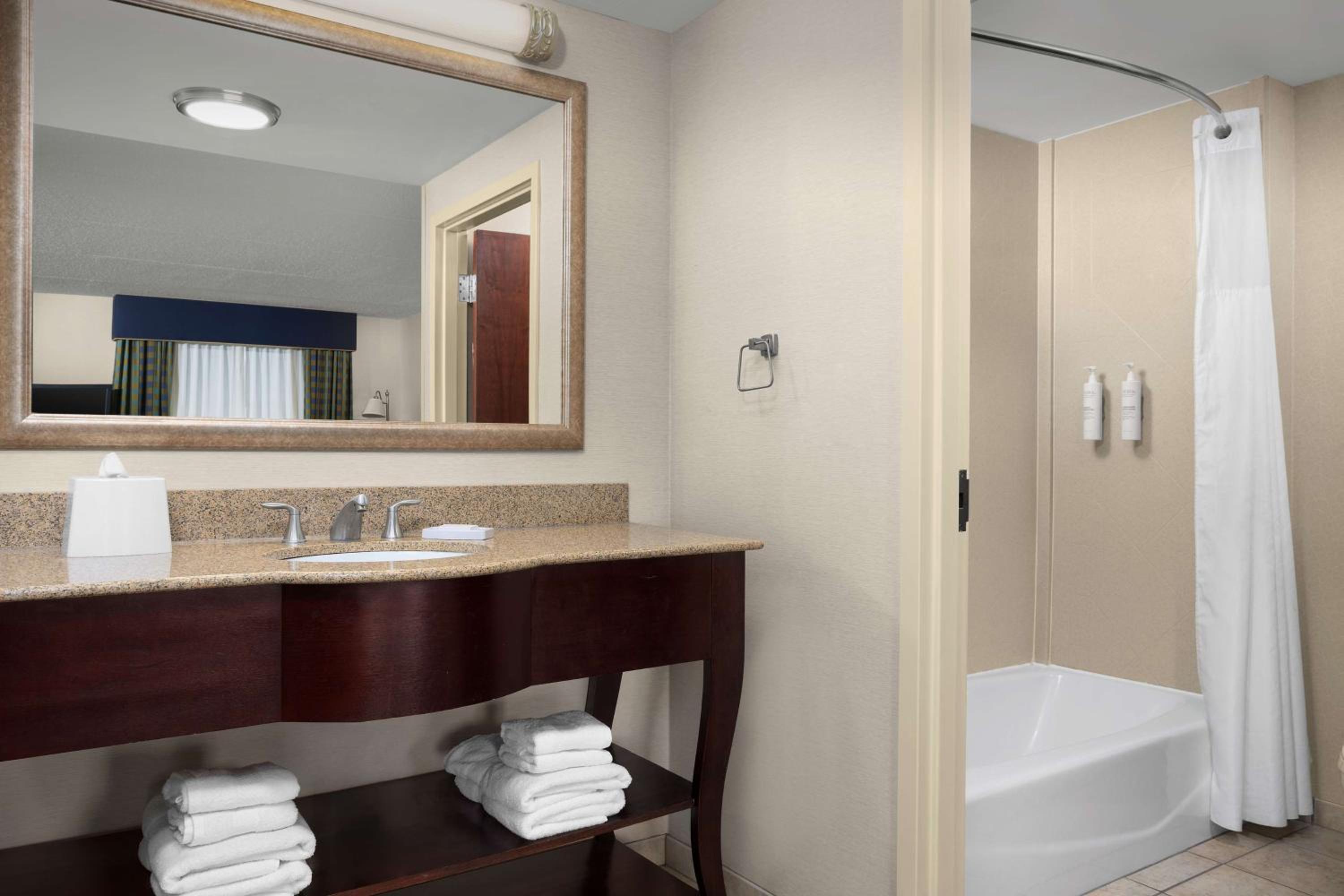 Room with Two Queen Beds - Non-Smoking - Photo 4