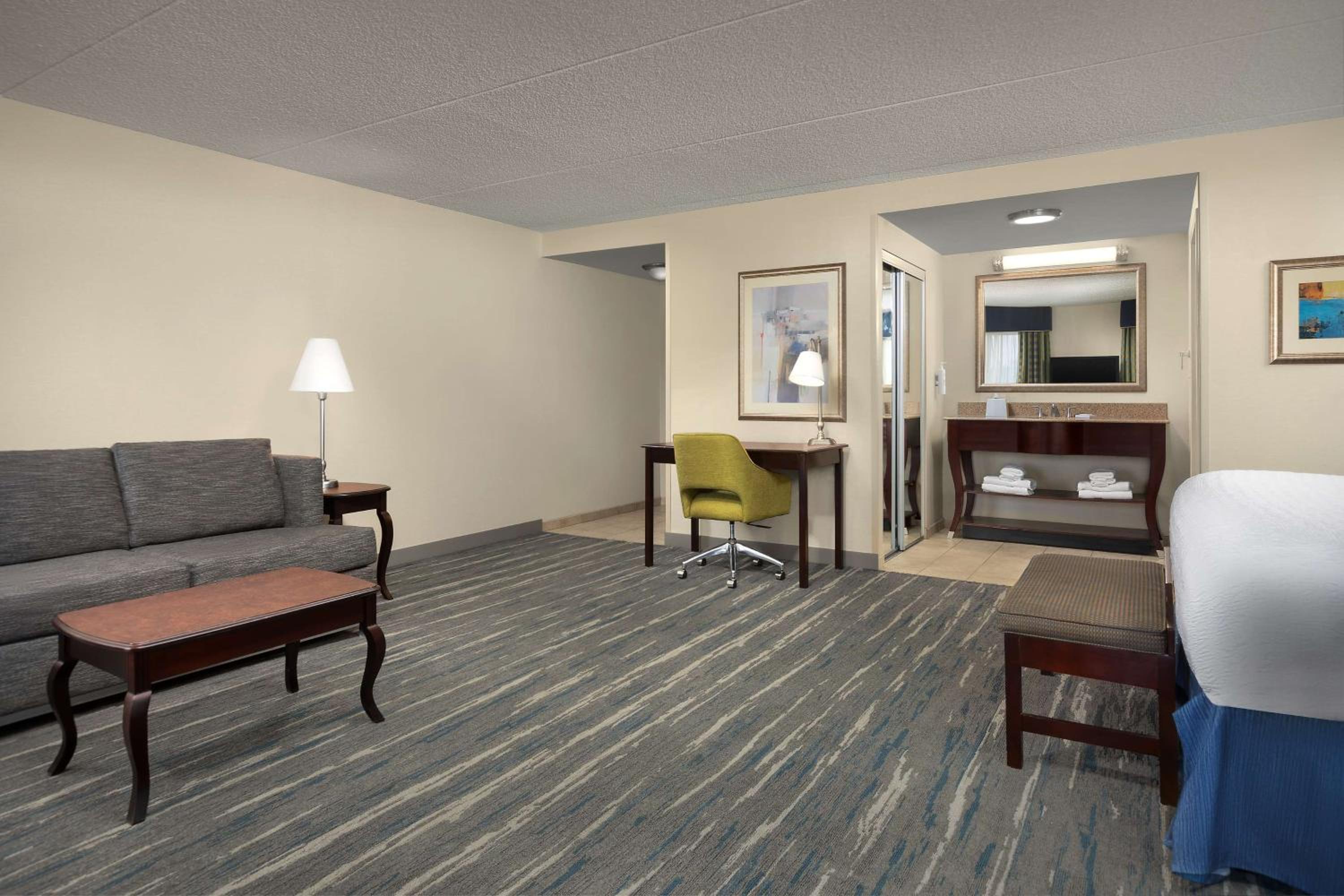 King Studio Suite with Sofa Bed - Non-Smoking - Photo 4