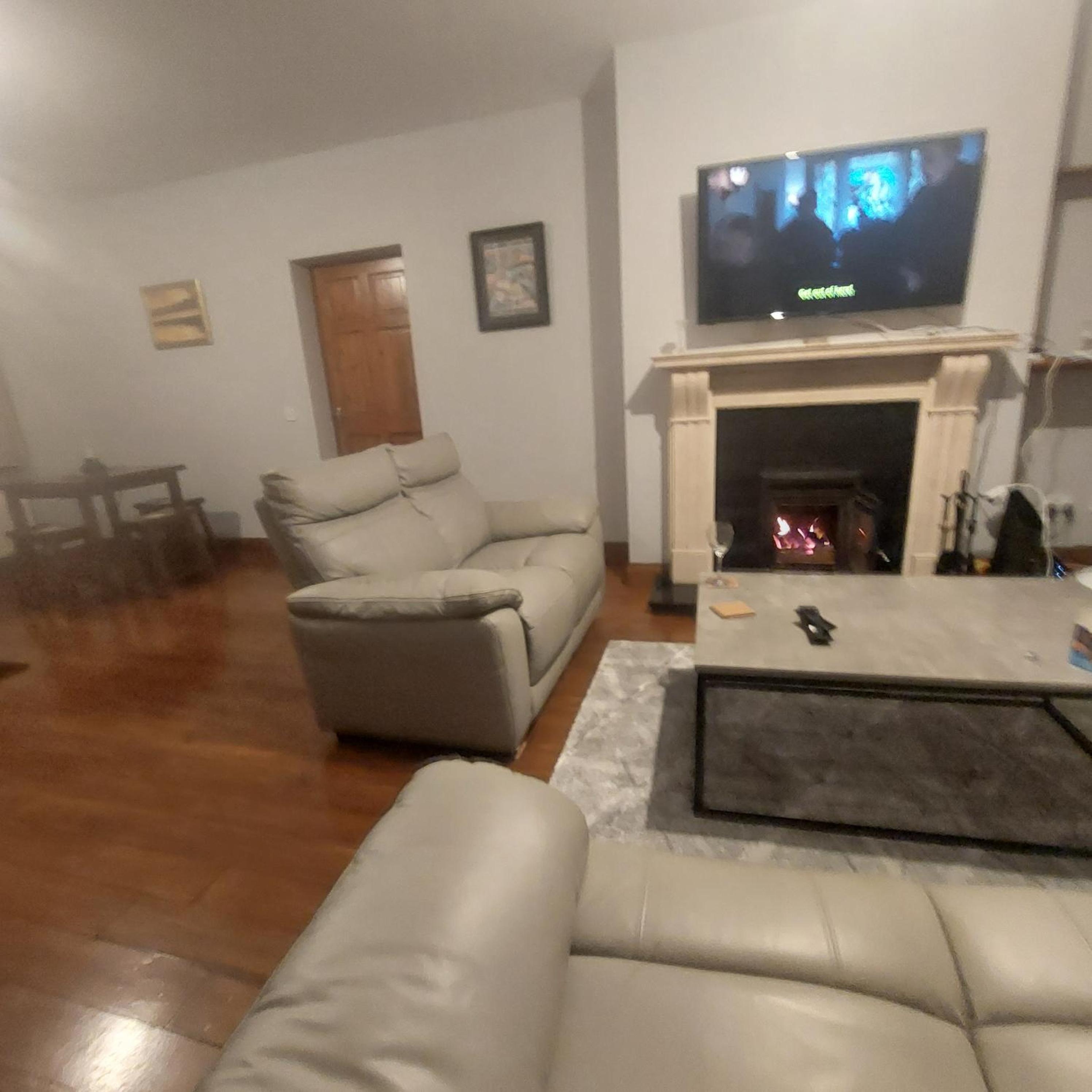 Five-Bedroom House photo 1
