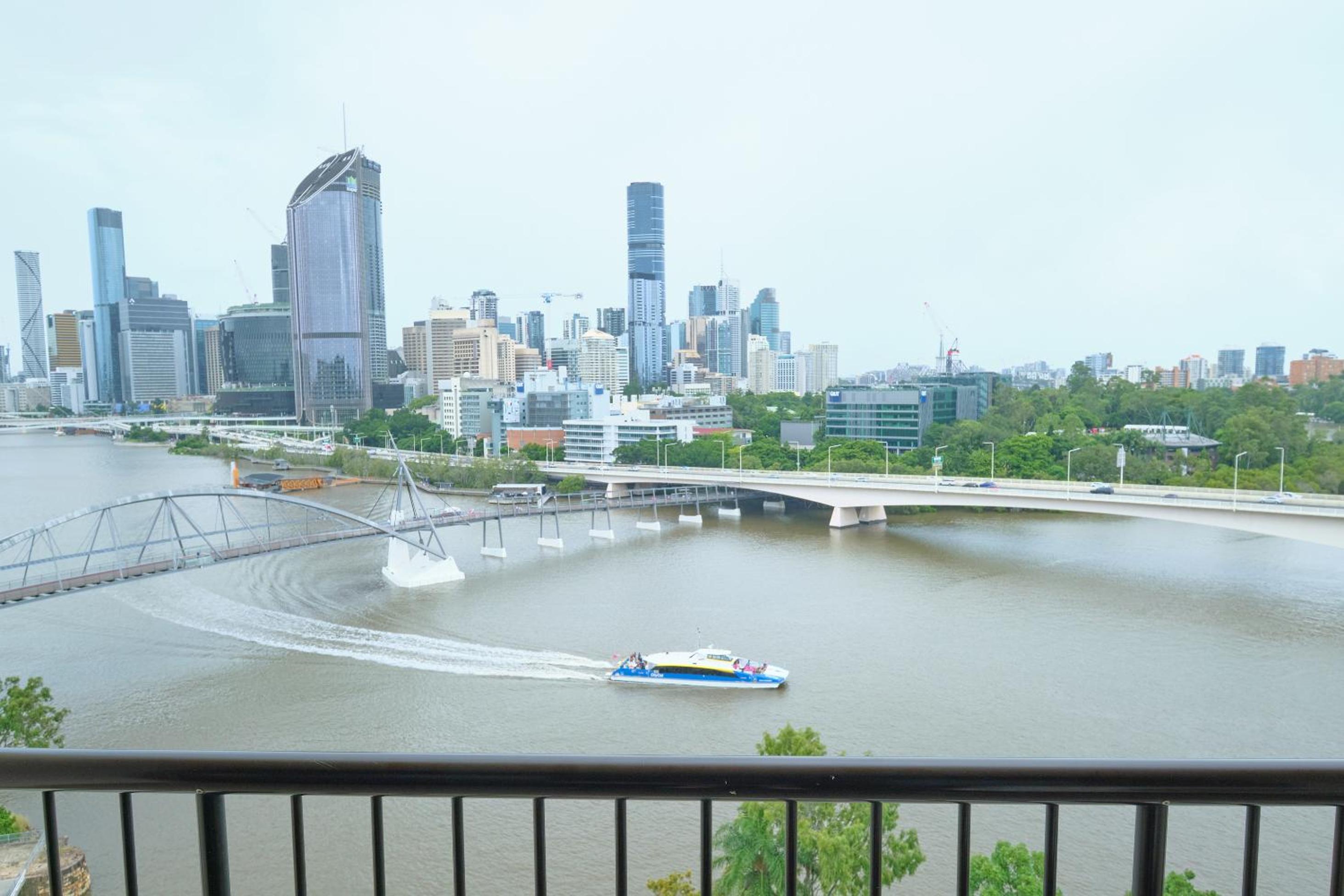 Studio - River and City View thumbnail 6