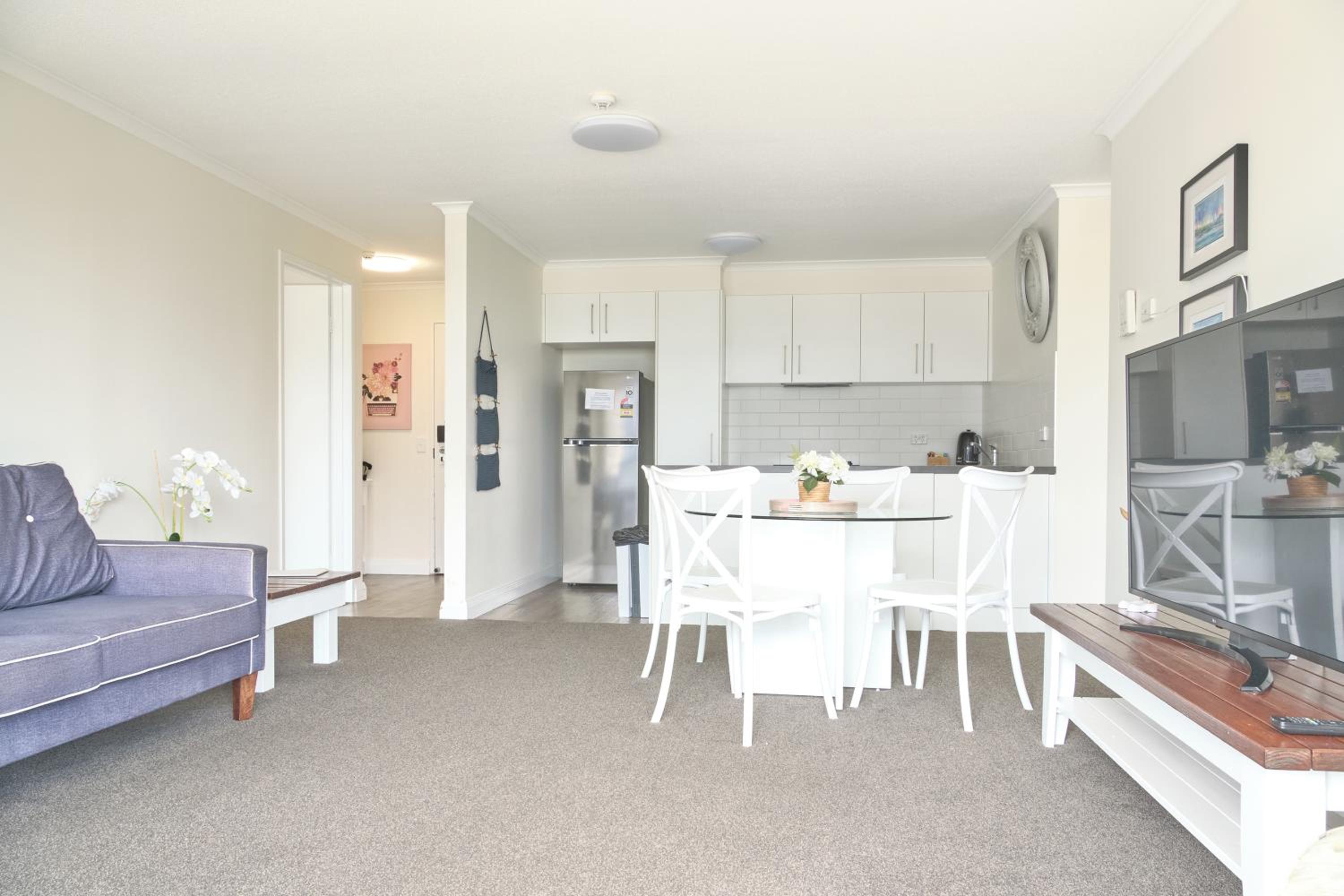 Superior Apartment thumbnail 6