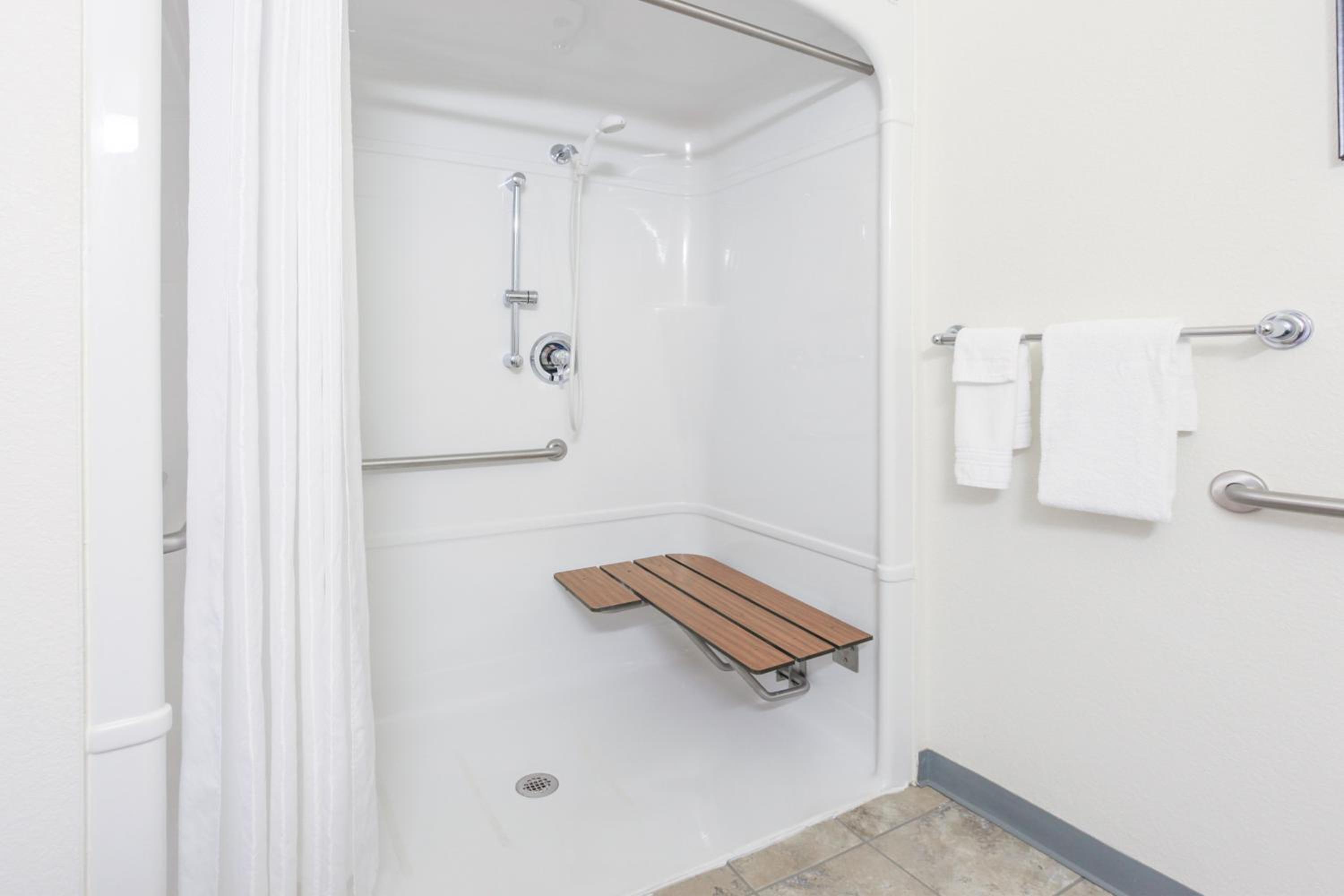 Queen Room - Mobility Access/Non-Smoking - Photo 3