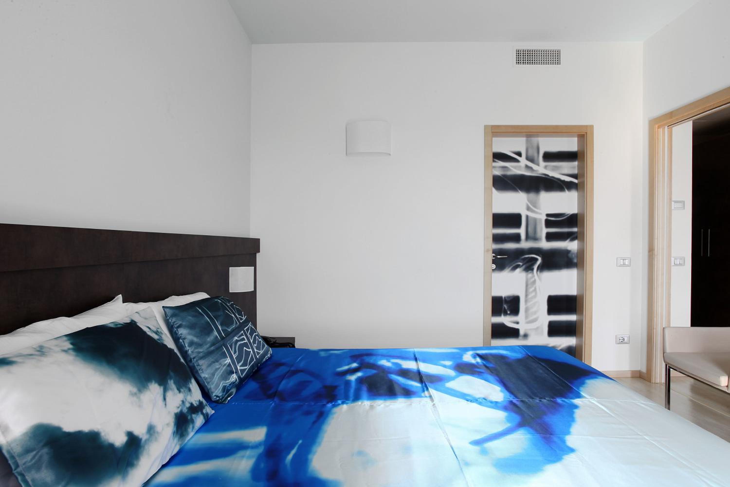 Suite - Photo 11