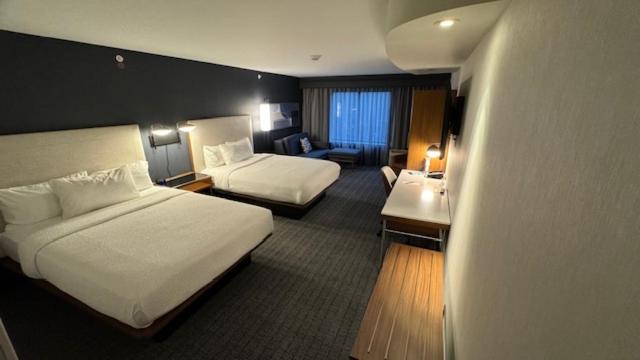 Queen Room with Two Queen Beds - Photo 3