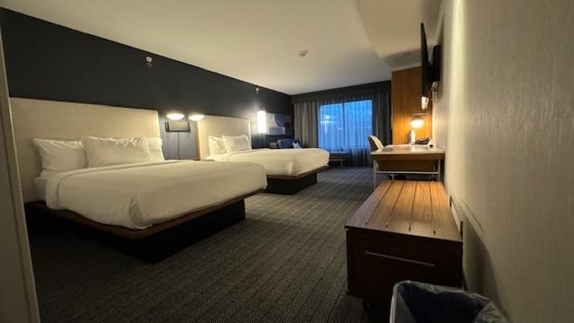 Queen Room with Two Queen Beds - Photo 2