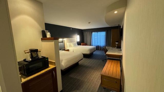 Queen Room with Two Beds - Photo 1