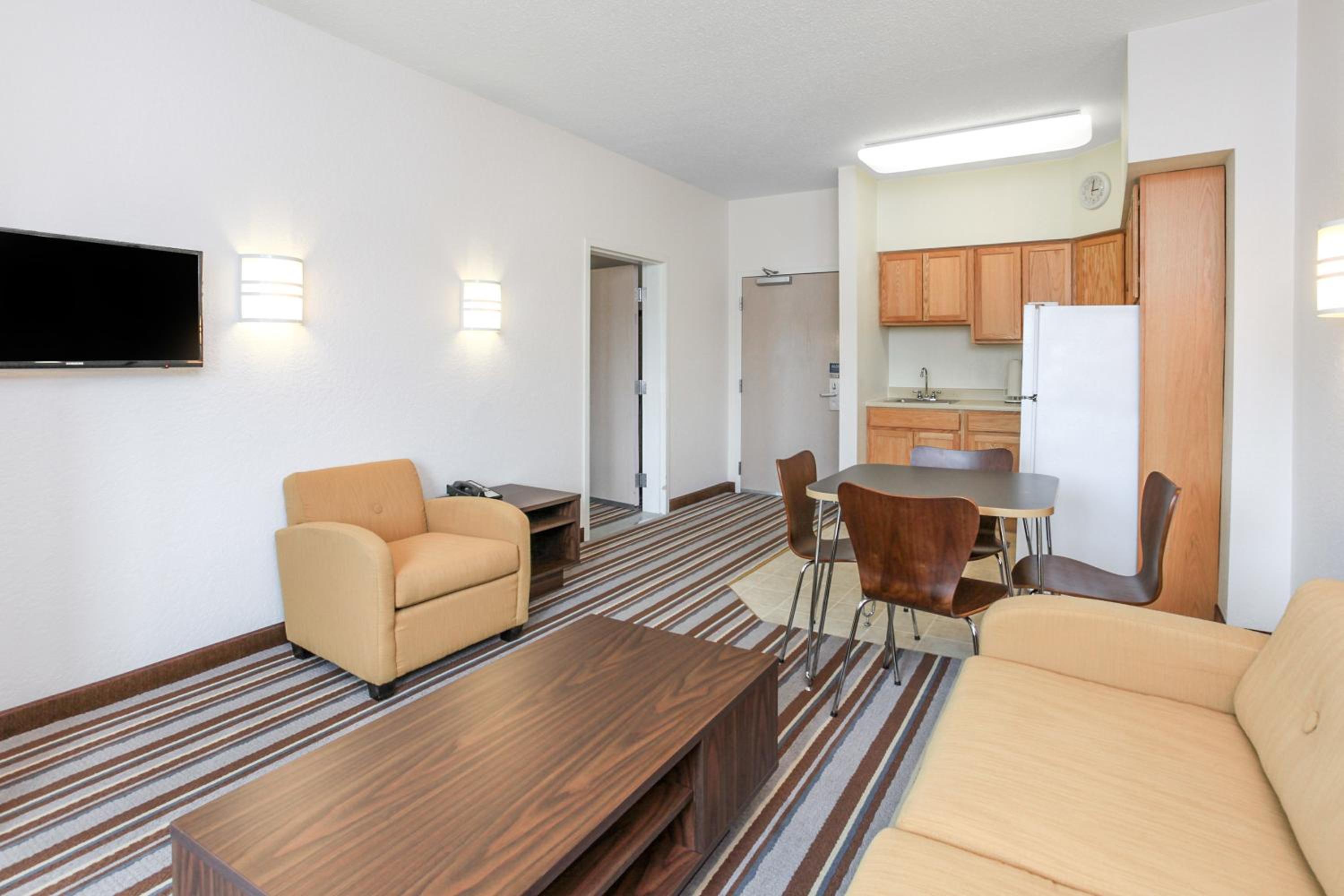King Suite - Non-Smoking - Photo 2