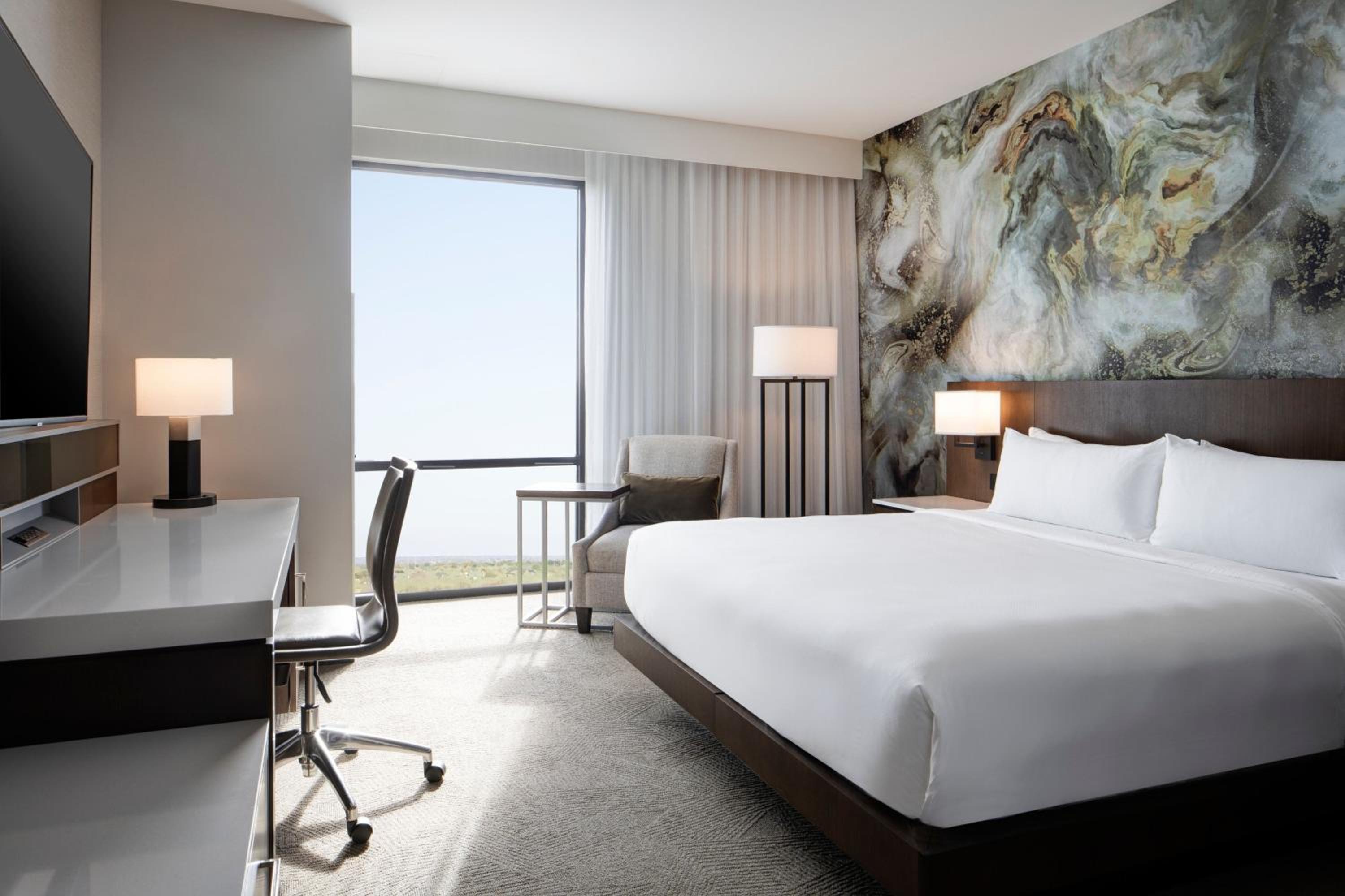 Deluxe King Room - Photo 12