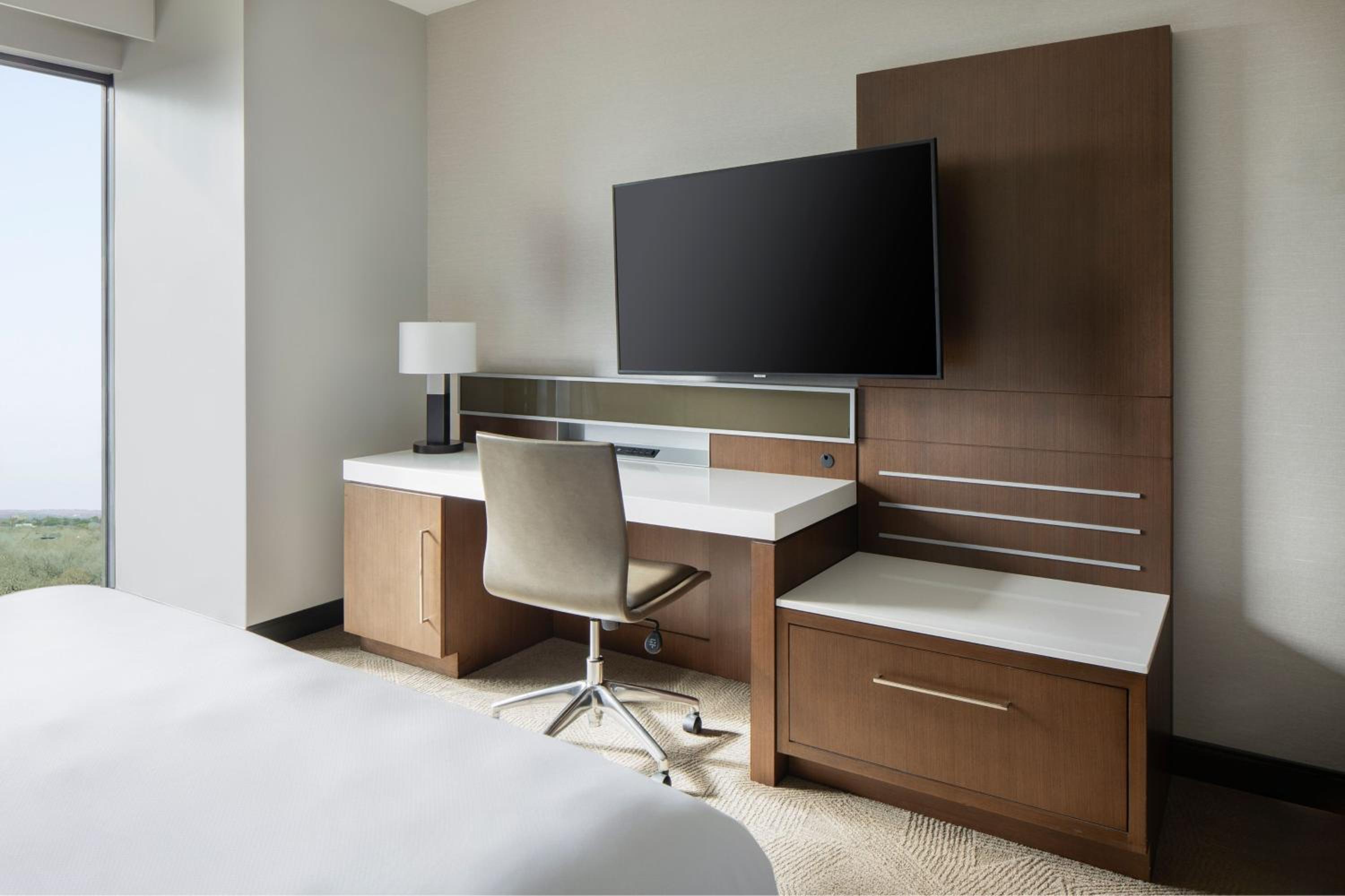 Deluxe King Room - Photo 7
