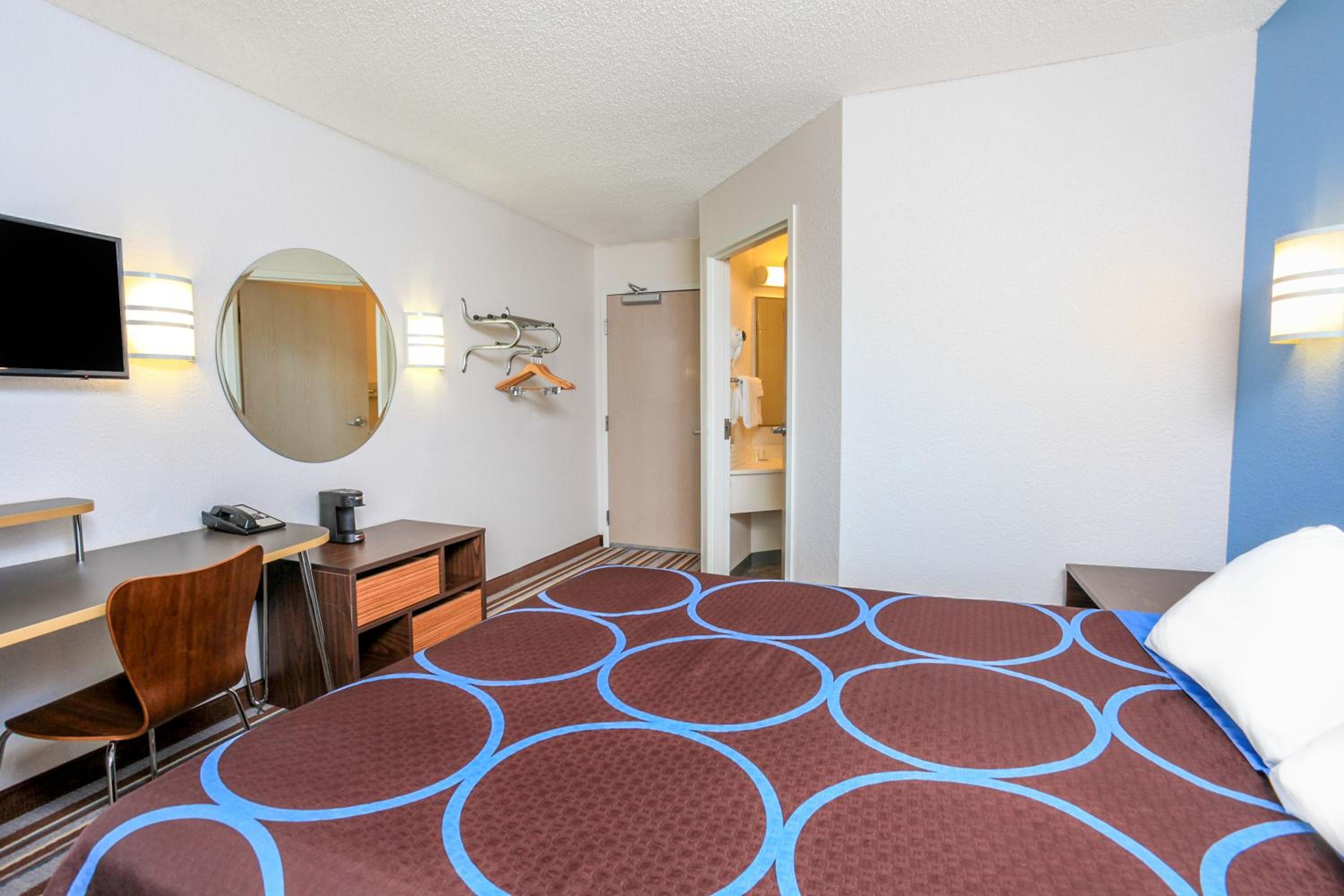 Queen Room - Non-Smoking - Photo 2