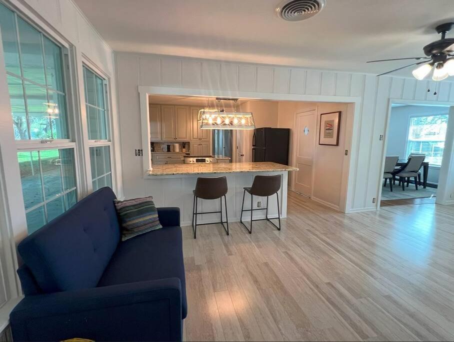 Five-Bedroom House photo 3