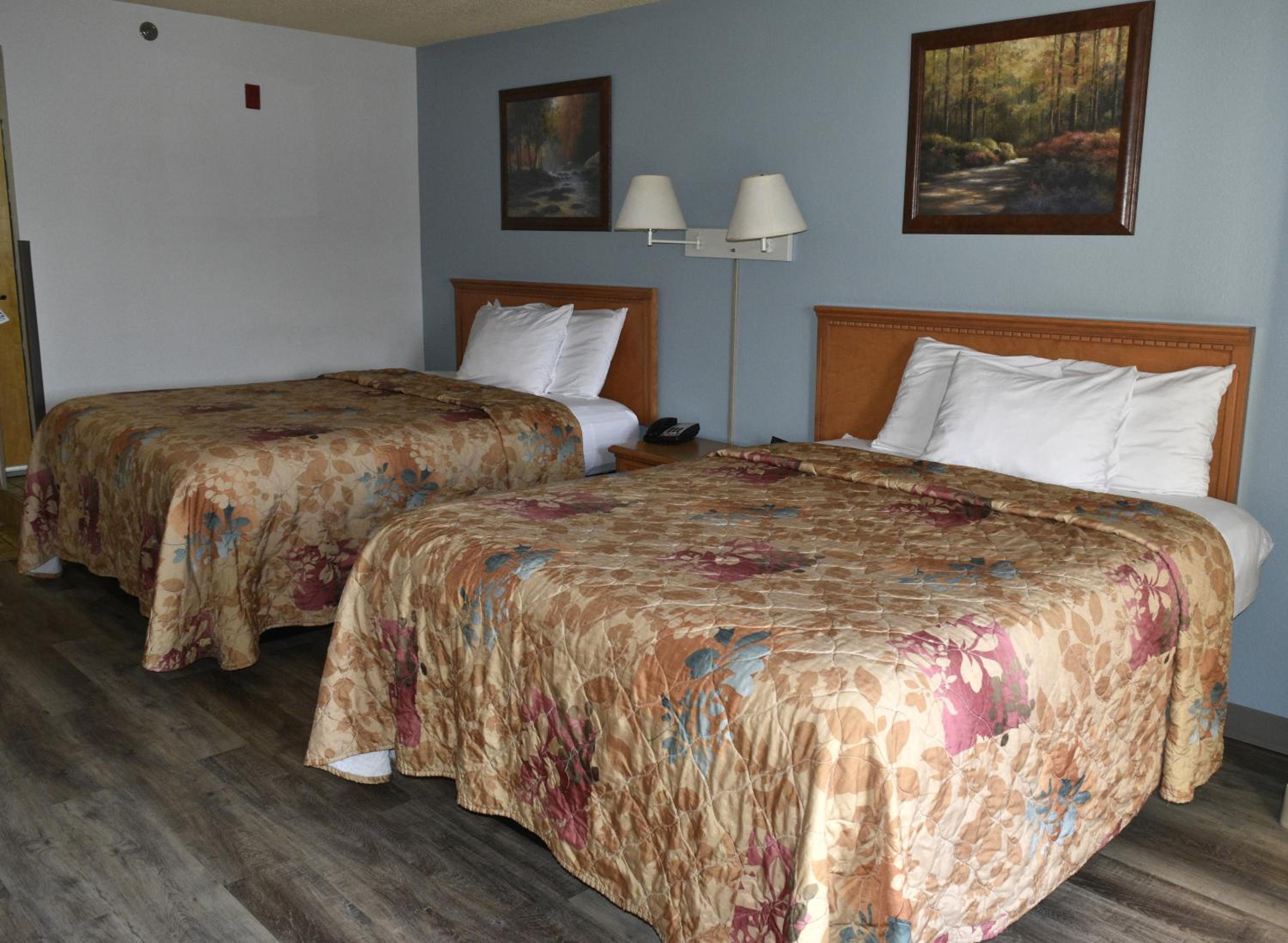 Queen Room with Two Queen Beds - Non-Smoking photo 2