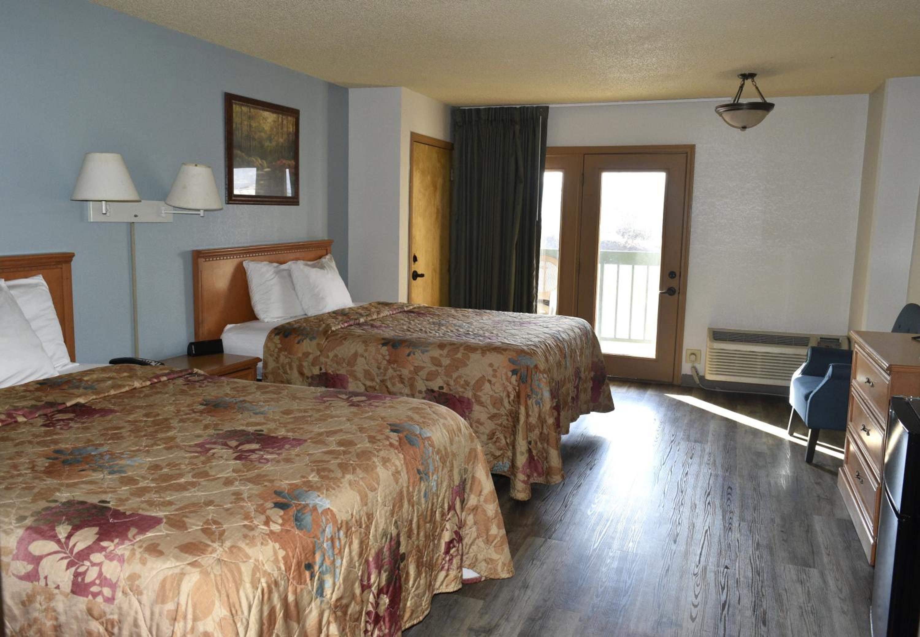 Queen Room with Two Queen Beds - Non-Smoking photo 3
