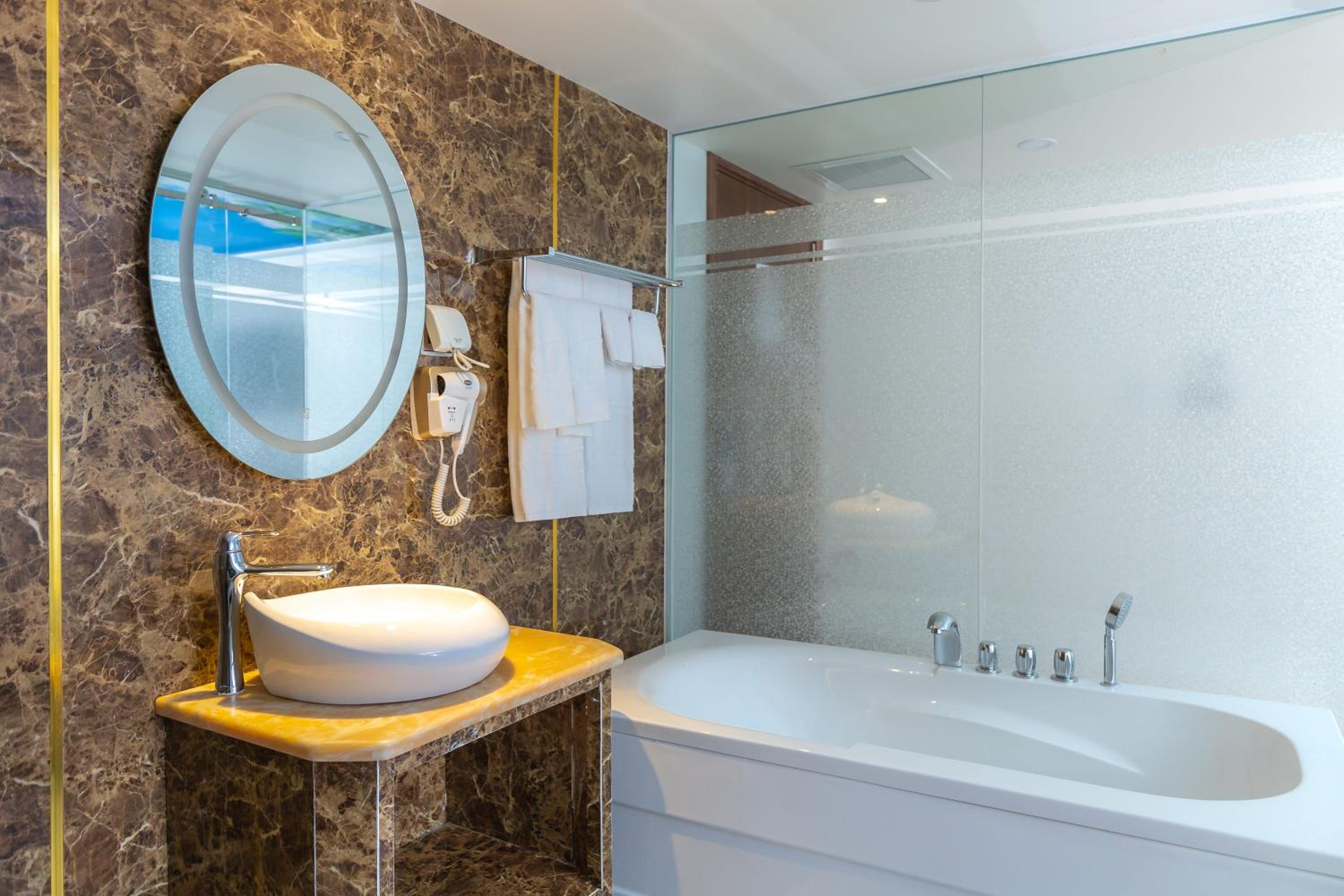 Superior Room With Bathtub photo 2