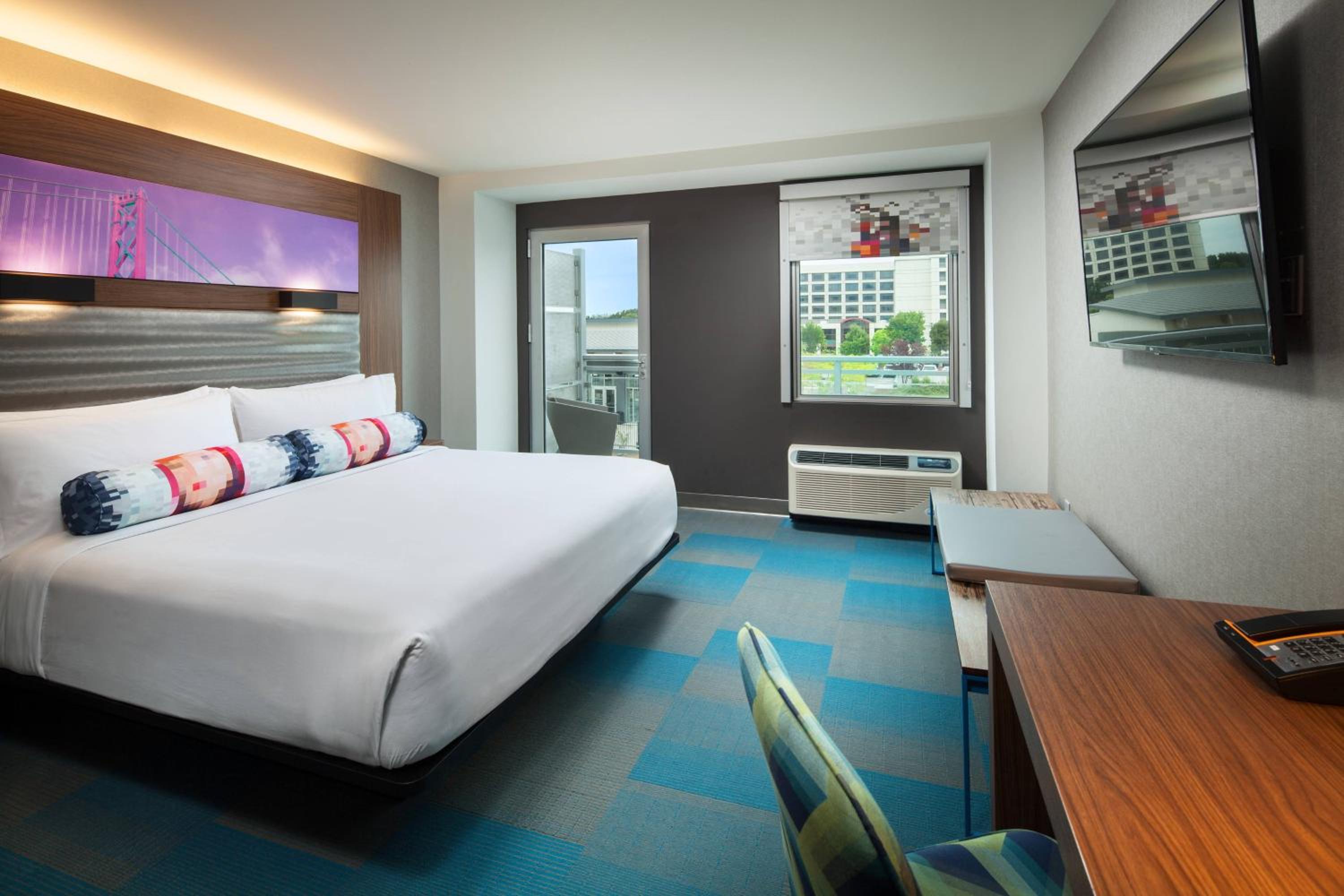 King Room with Balcony - Photo 4
