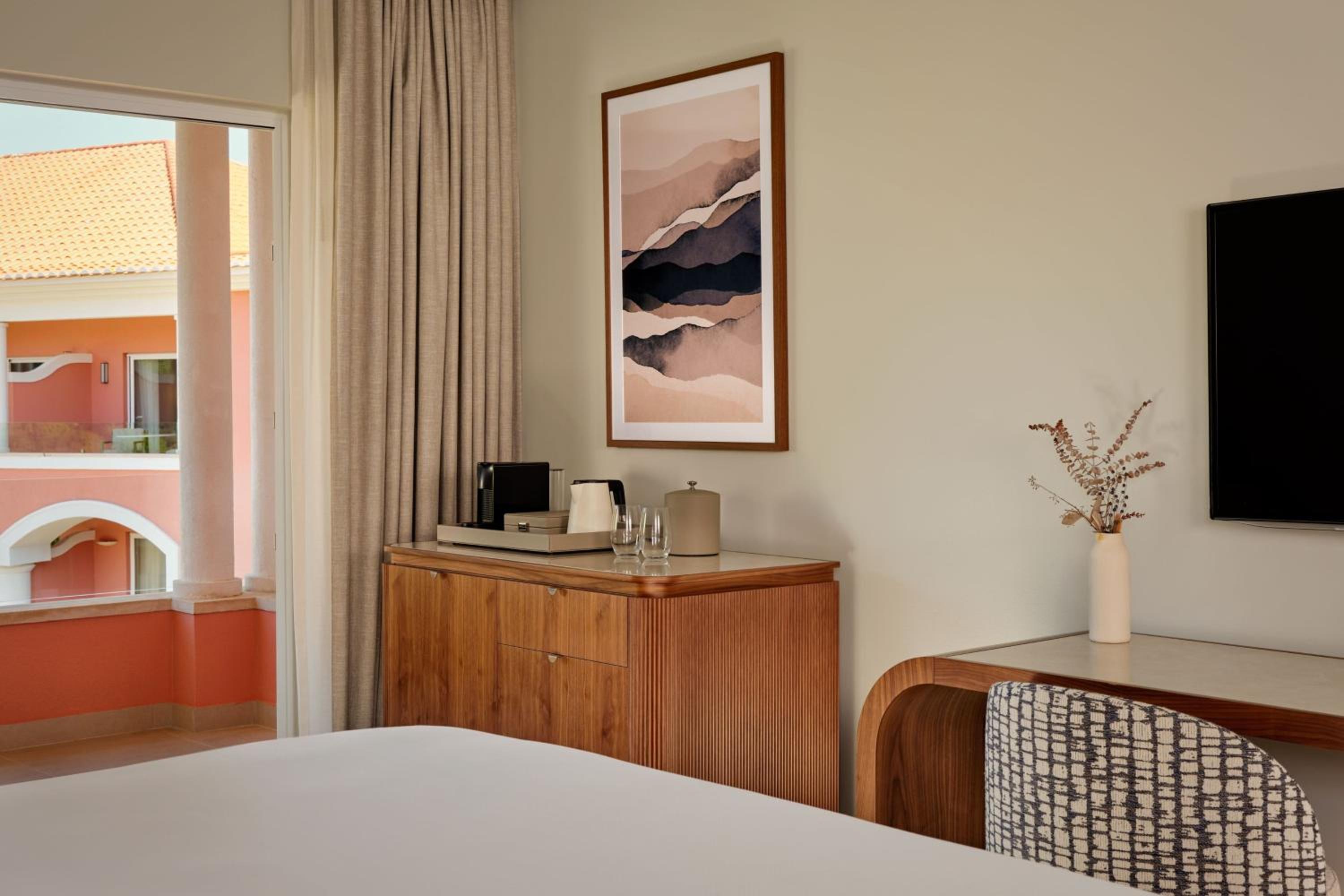 Deluxe Room with One King or Twin Beds - Photo 3