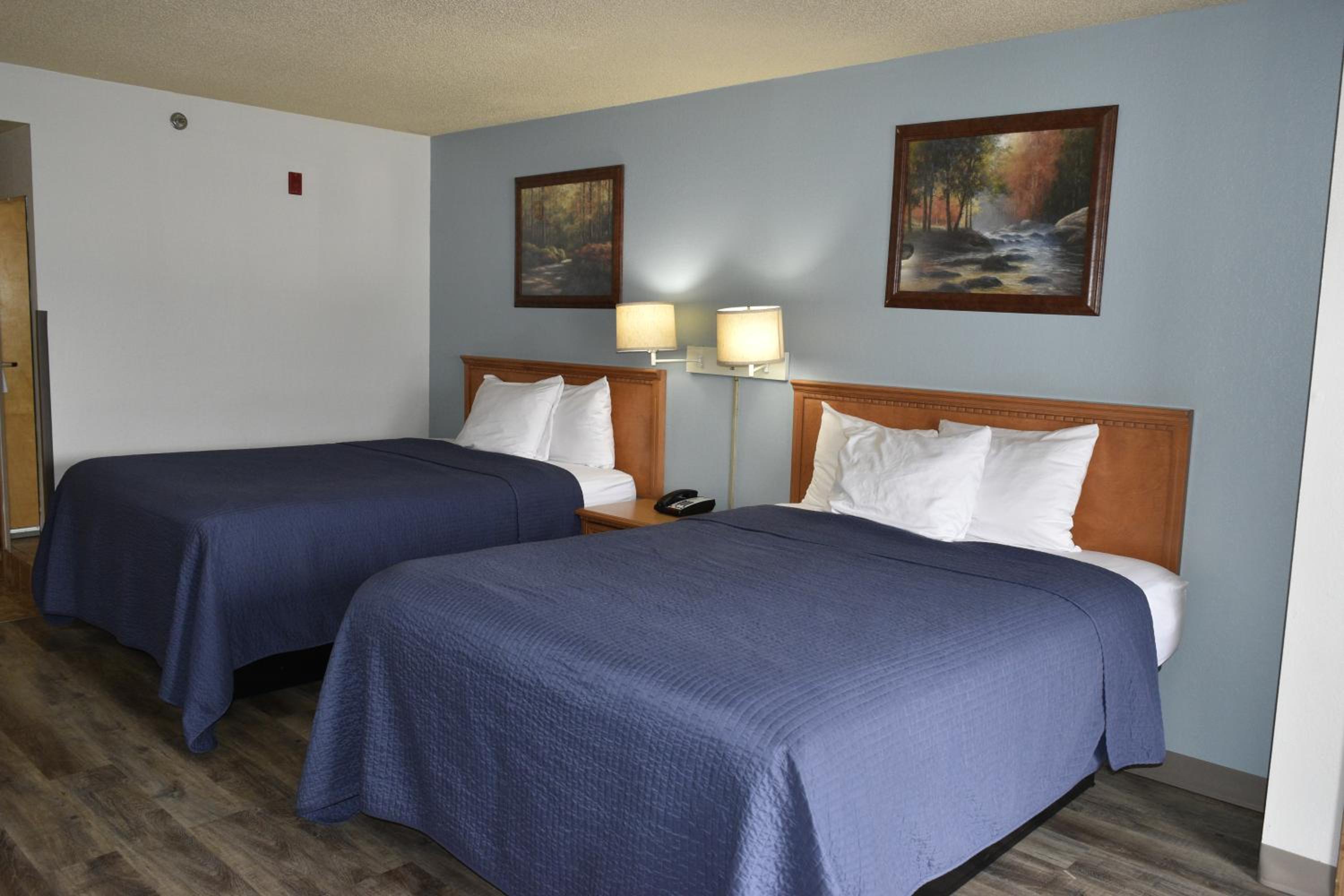 Queen Room with Two Queen Beds - Non-Smoking photo 1