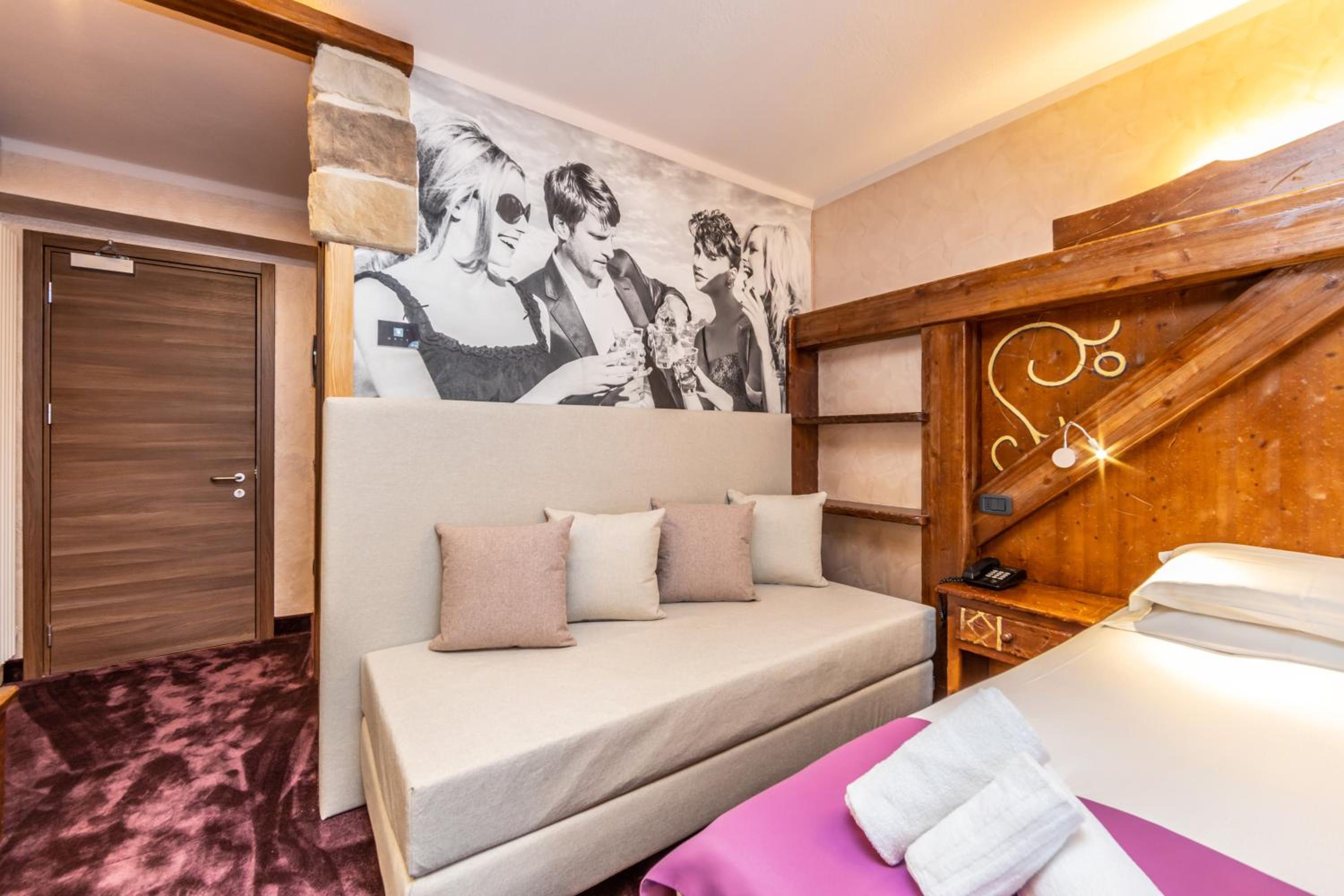 Superior Double Room with Balcony - Photo 9