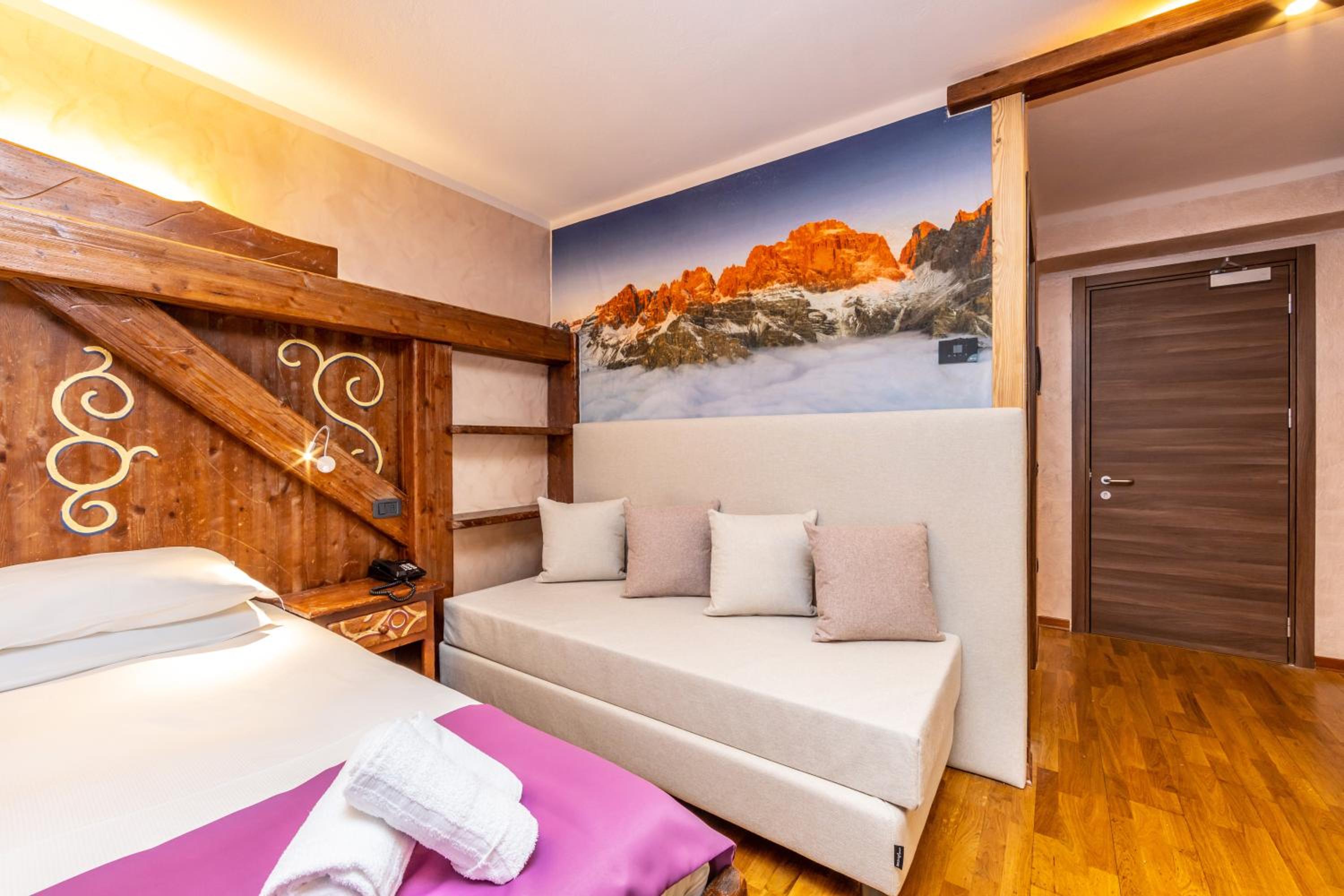 Superior Double Room with Balcony - Photo 12