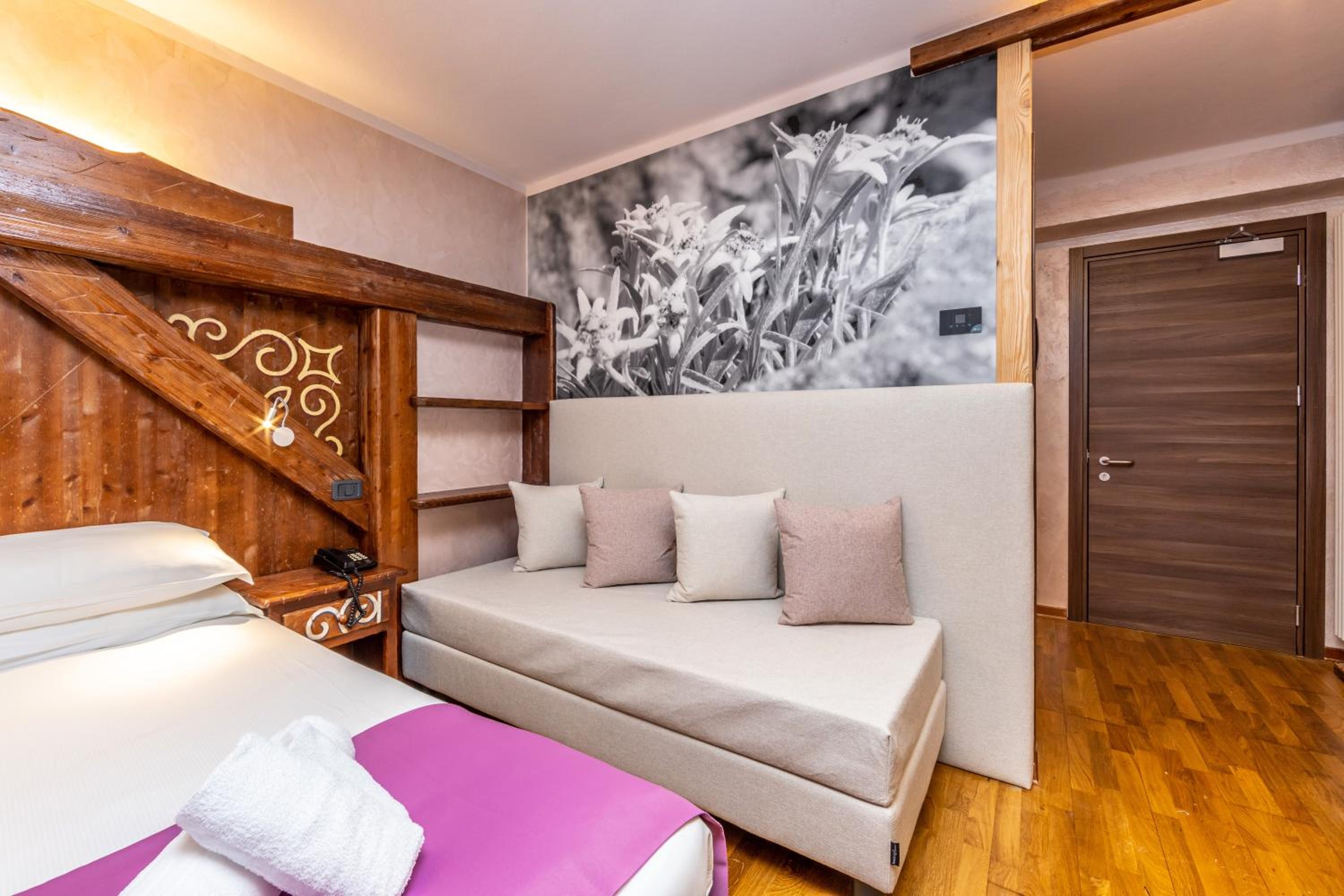 Superior Double Room with Balcony - Photo 2