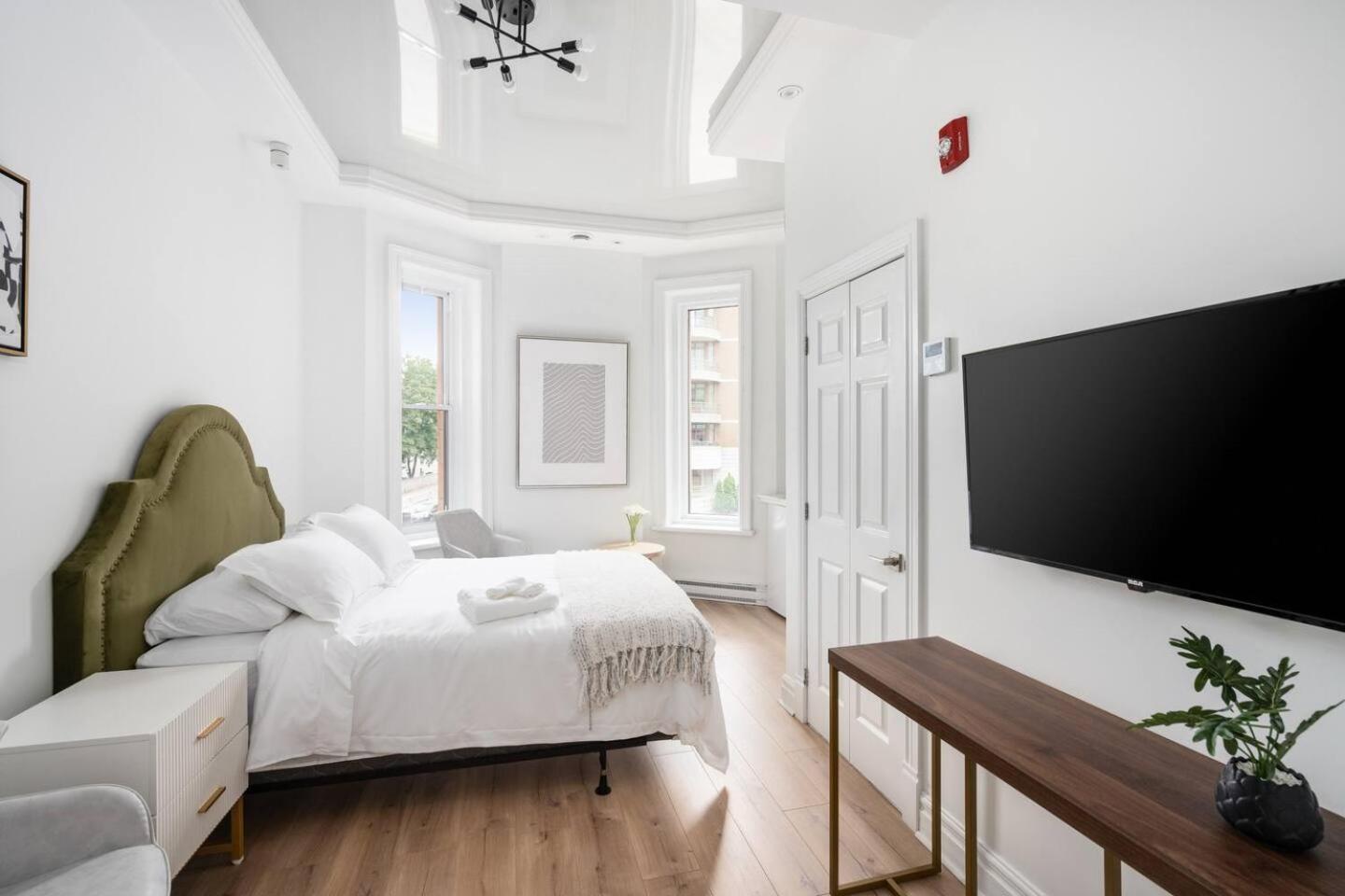 Deluxe Queen Suite
