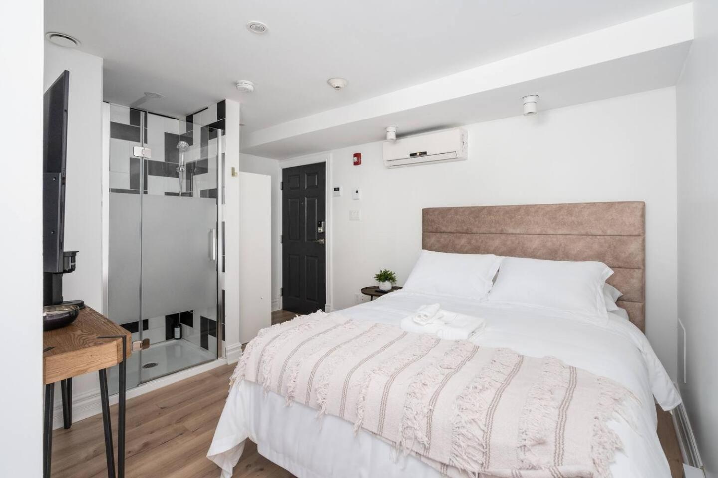 Deluxe Queen Room - Basement