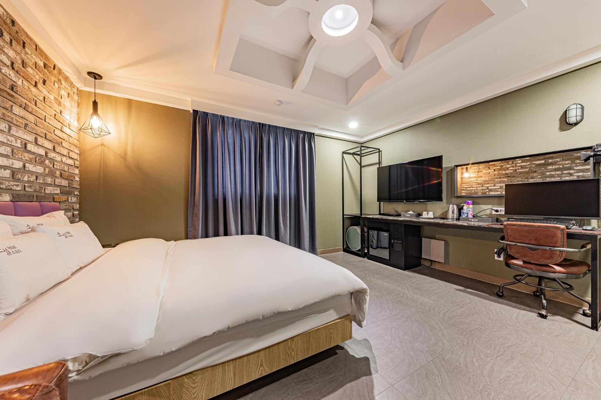 Deluxe King Room photo 3
