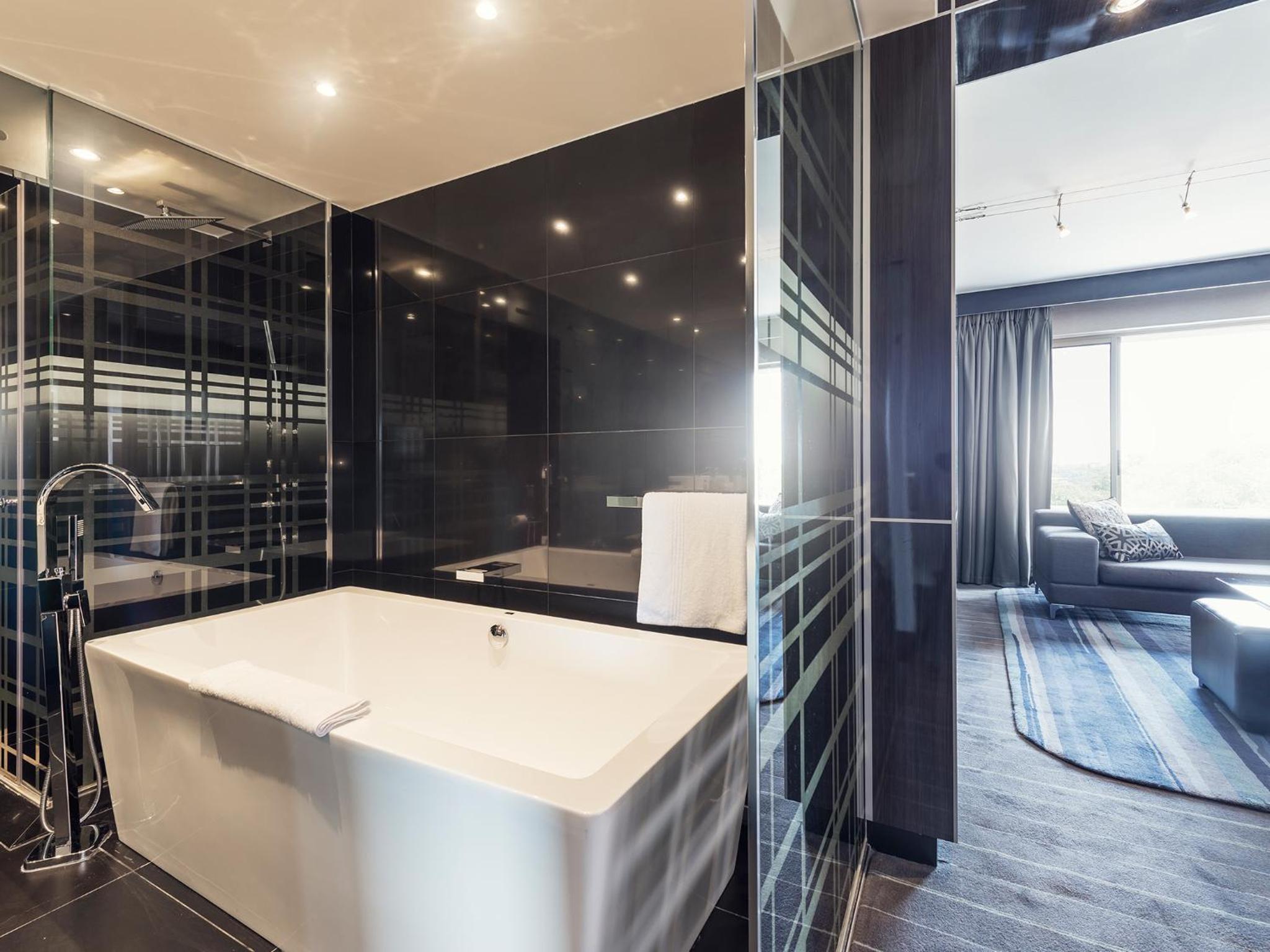 Executive Suite - Photo 2