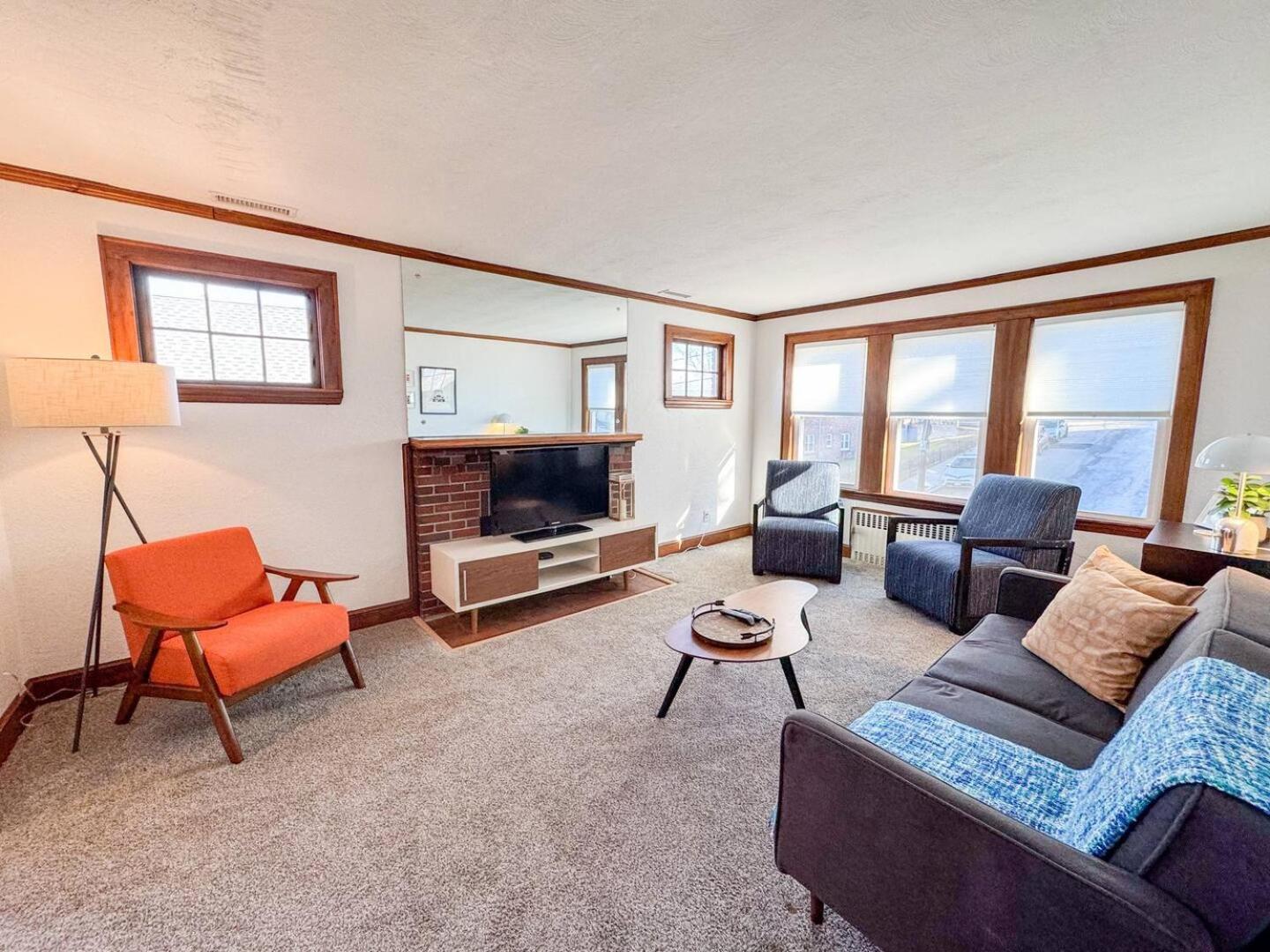 Three-Bedroom Apartment photo 1