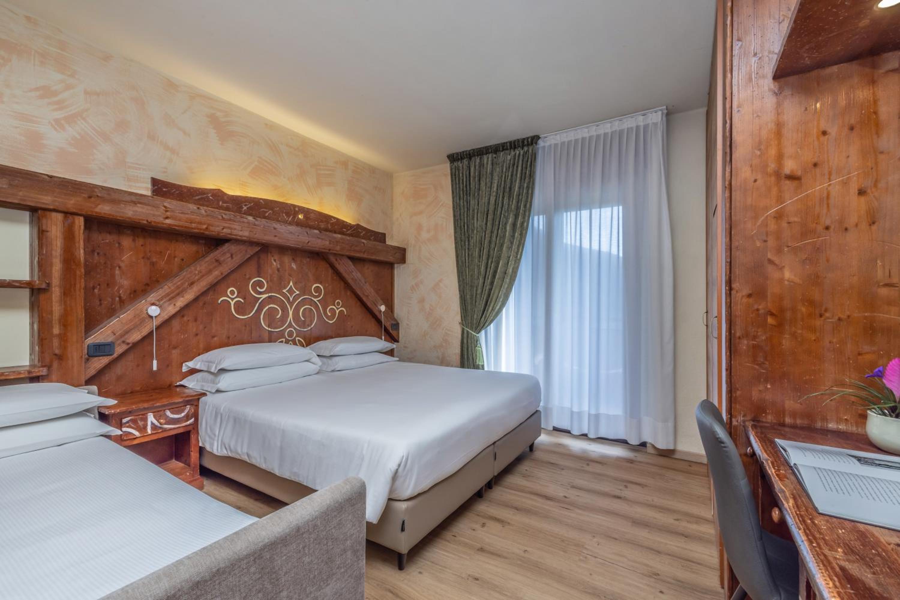 Double or Twin Room with Balcony - Photo 1