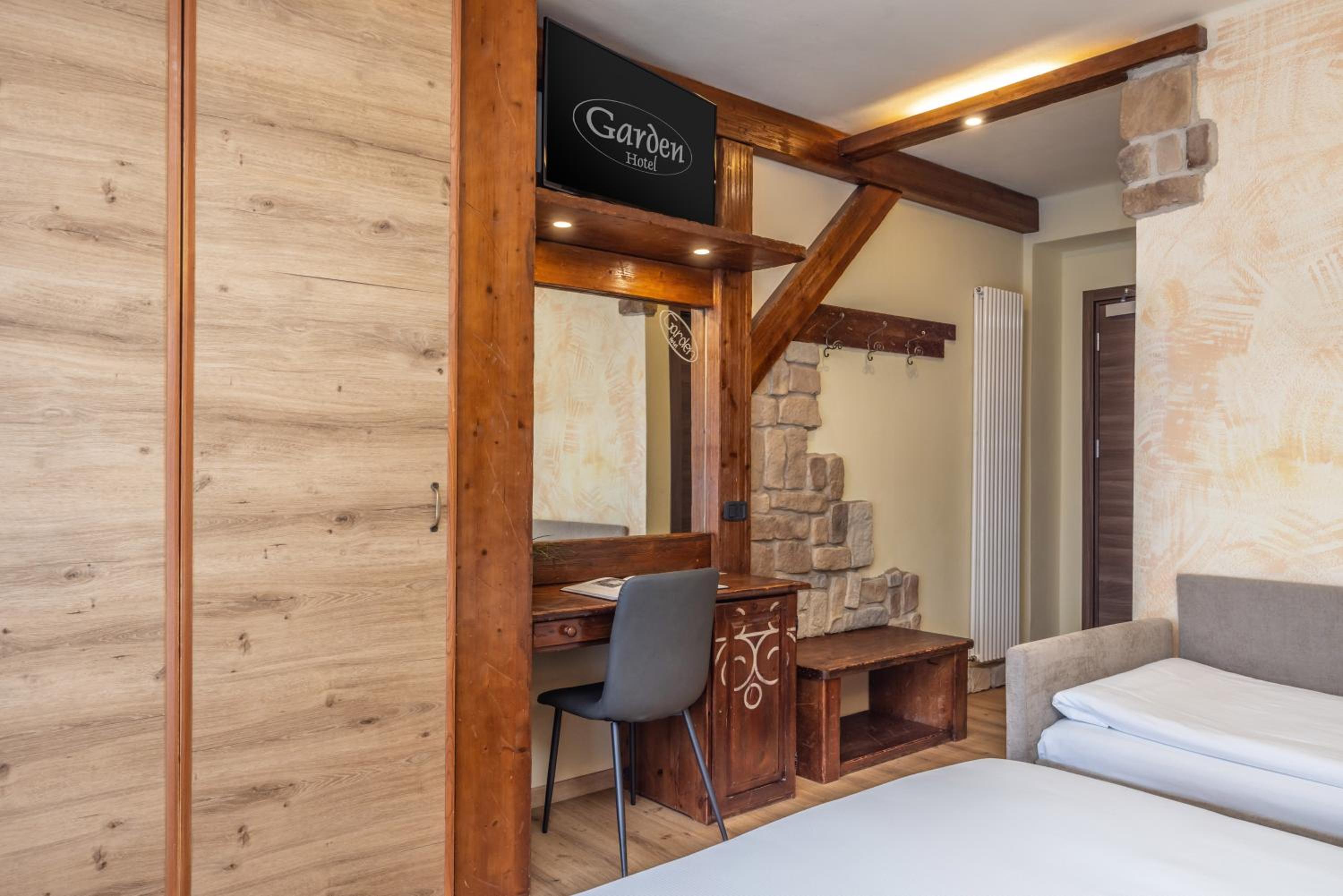 Double or Twin Room with Balcony - Photo 10