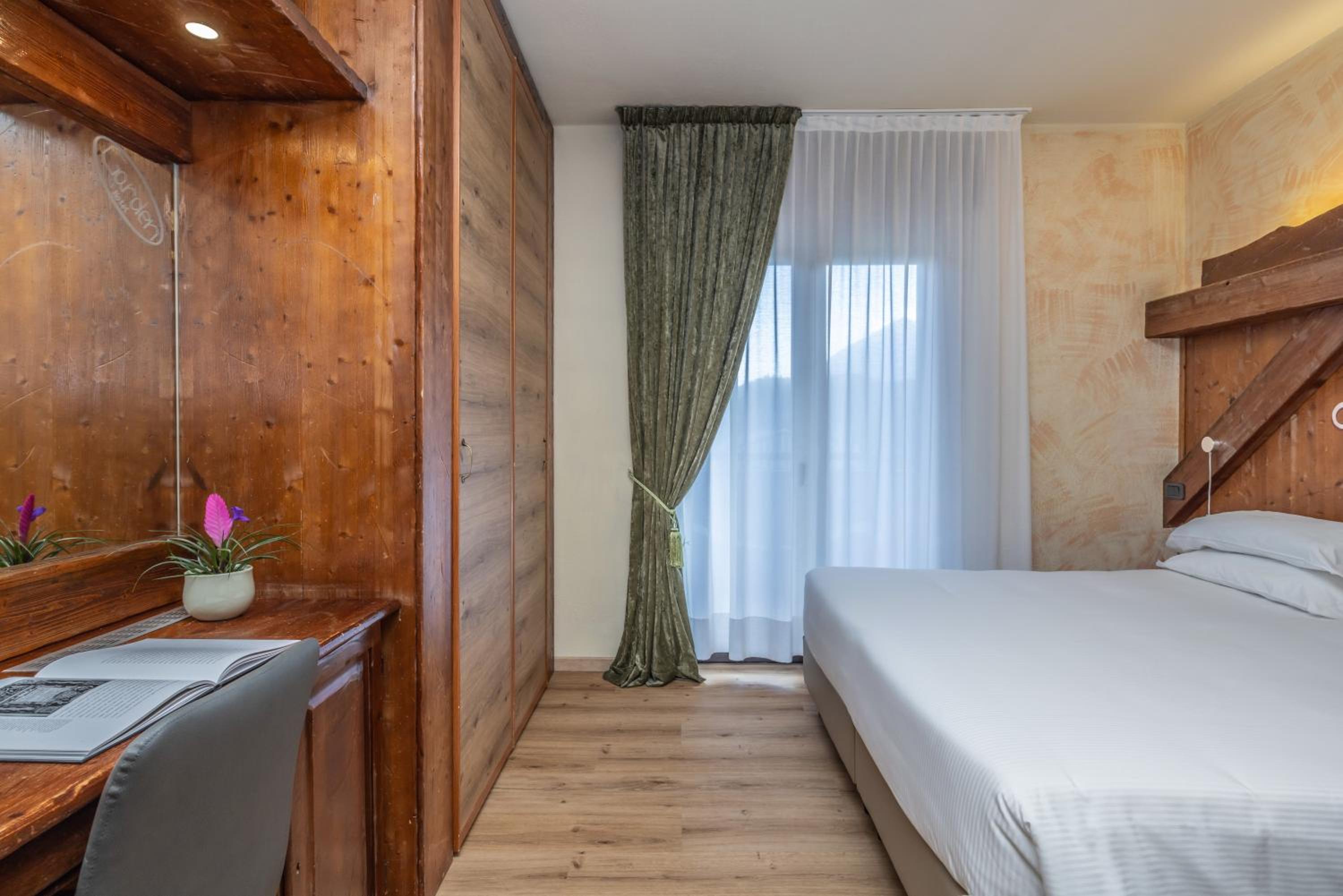 Double or Twin Room with Balcony - Photo 8