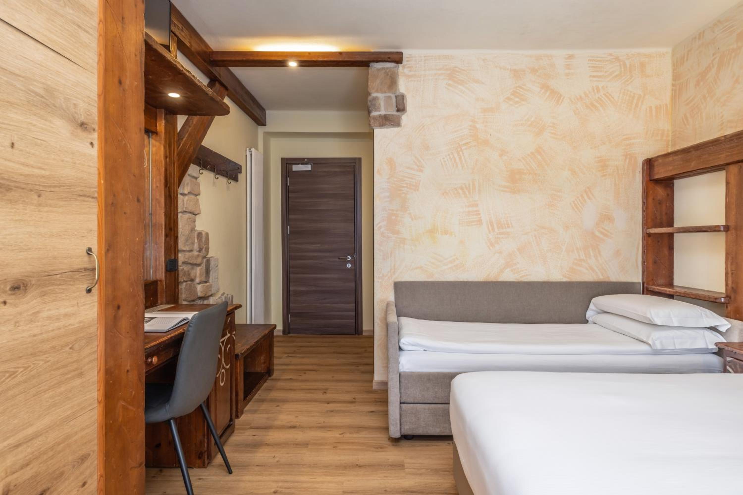 Double or Twin Room with Balcony - Photo 7