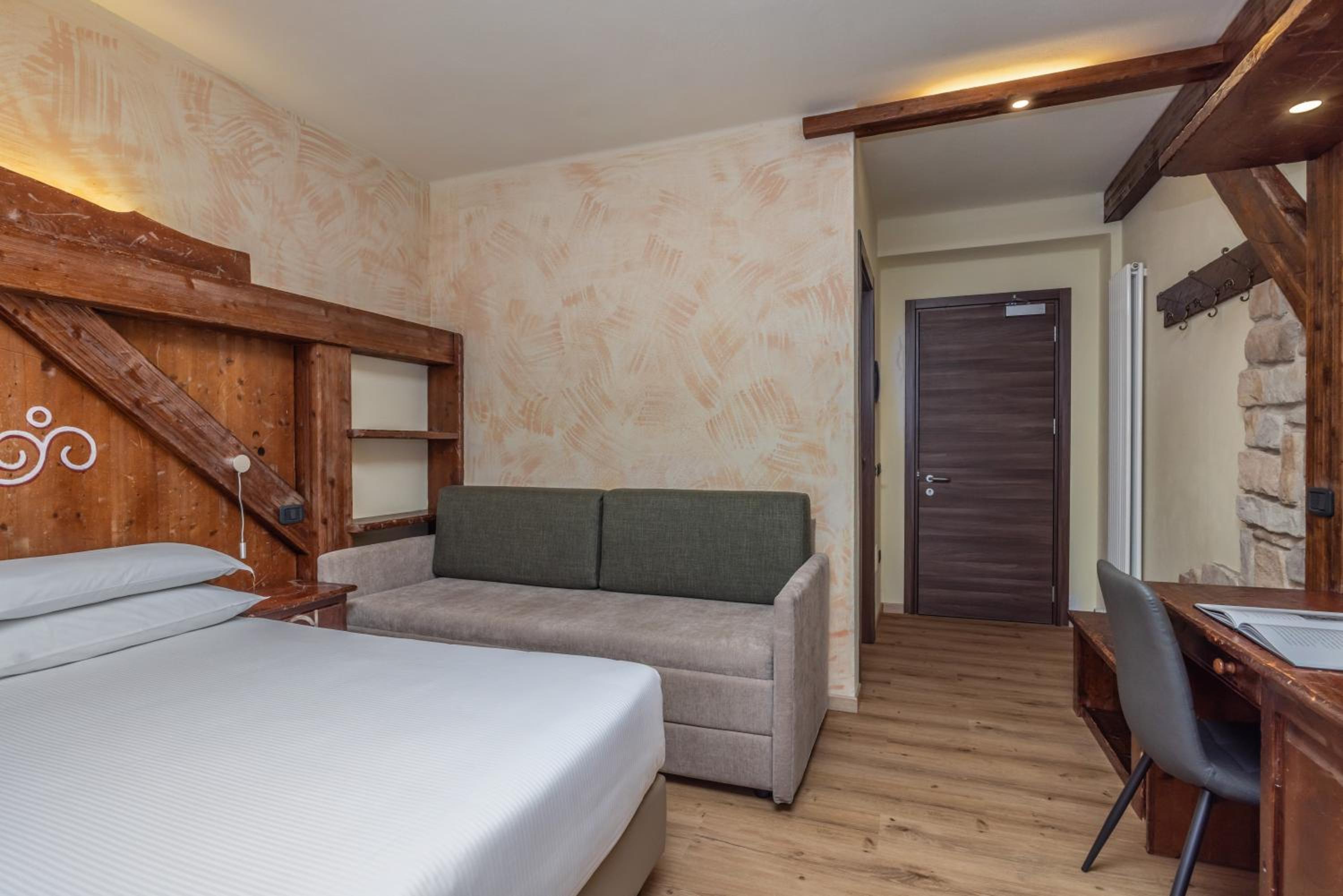 Double or Twin Room with Balcony - Photo 3