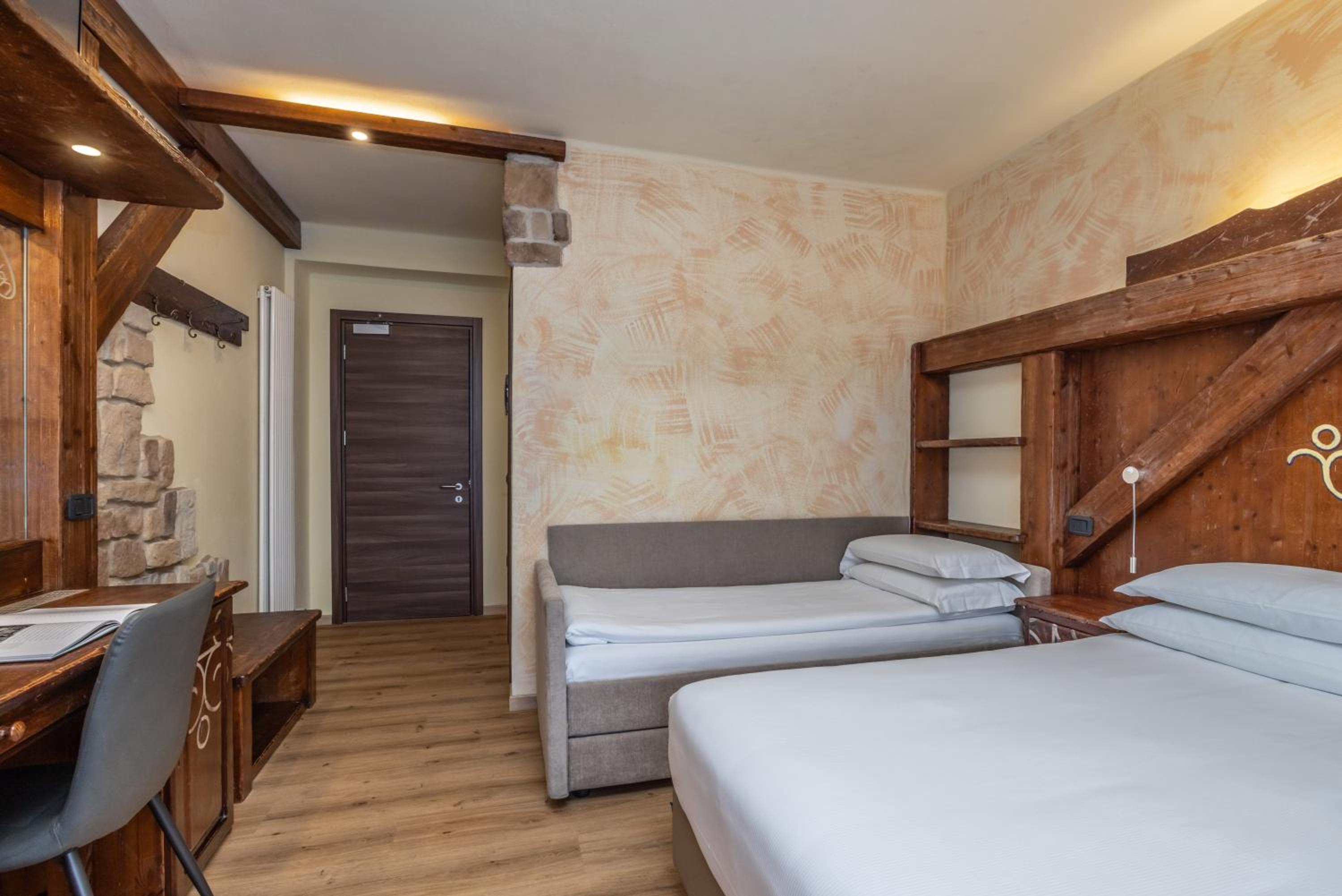 Double or Twin Room with Balcony - Photo 5