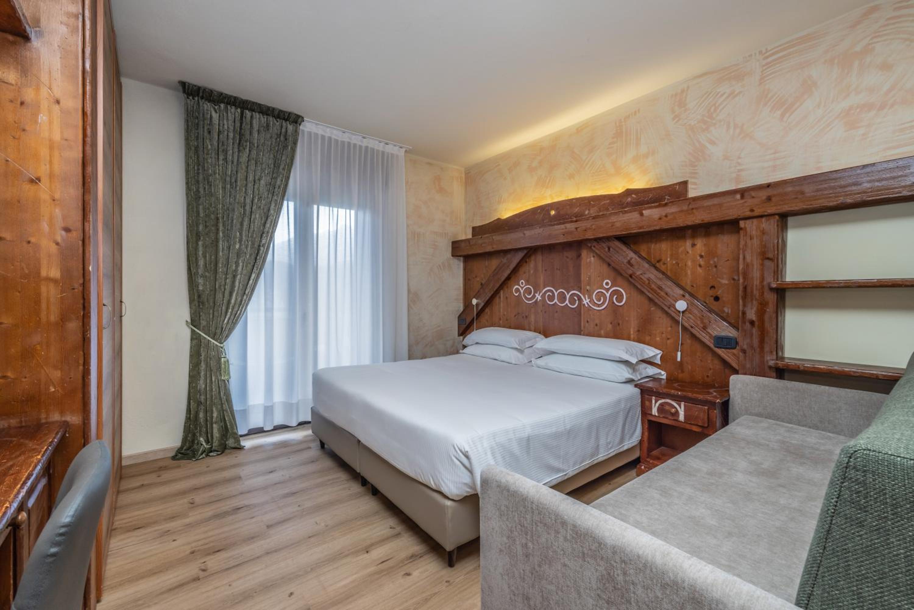 Double or Twin Room with Balcony - Photo 4