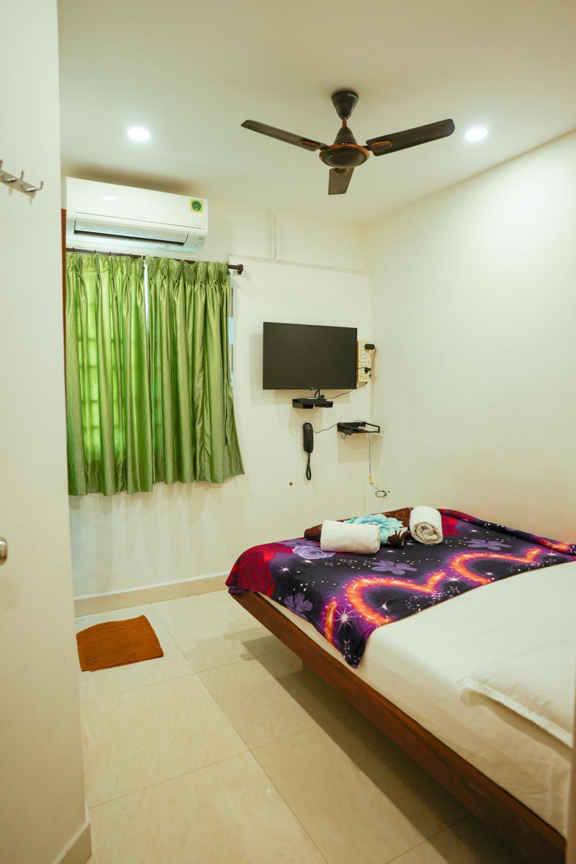 Budget Double Room - Photo 2