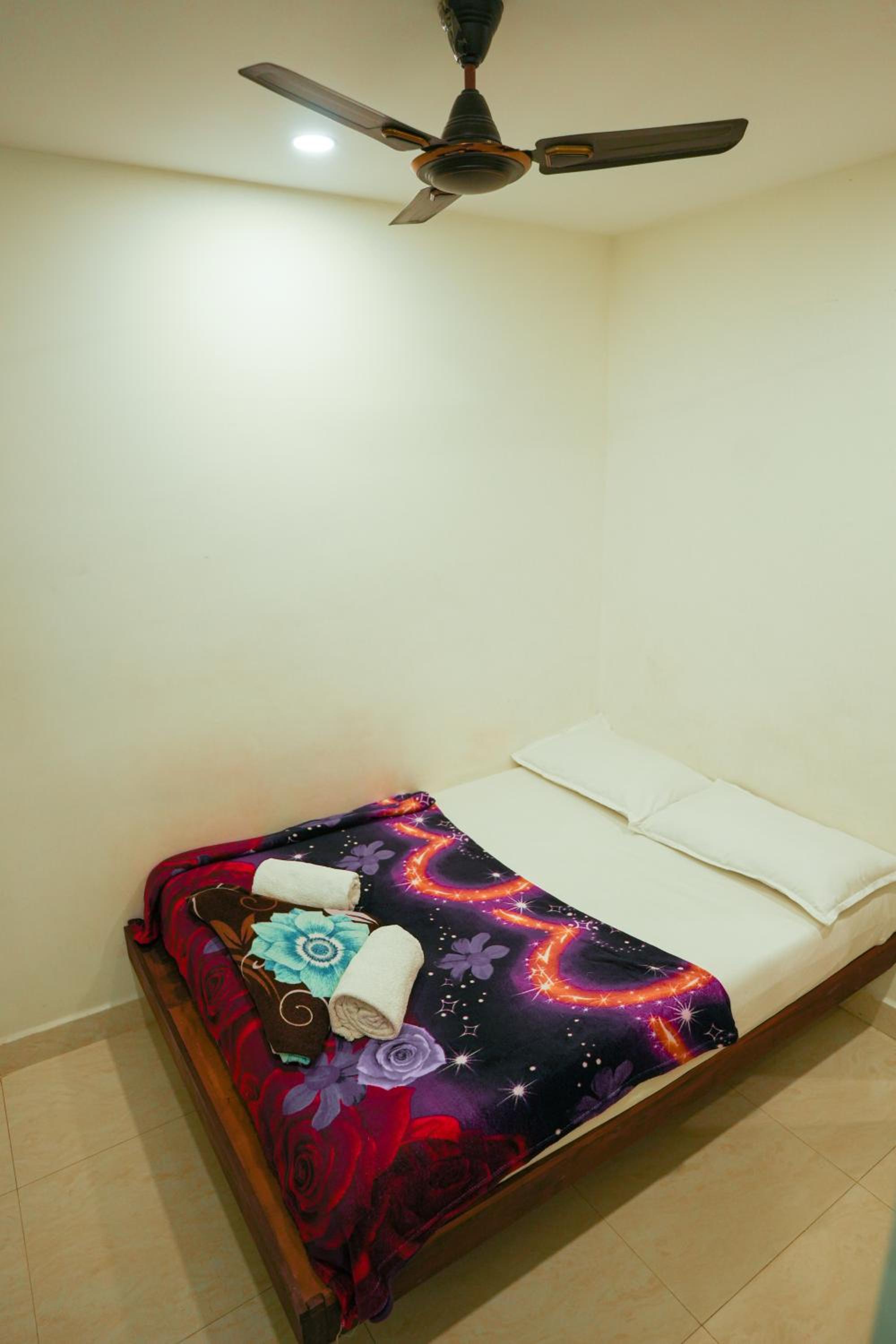 Budget Double Room - Photo 6