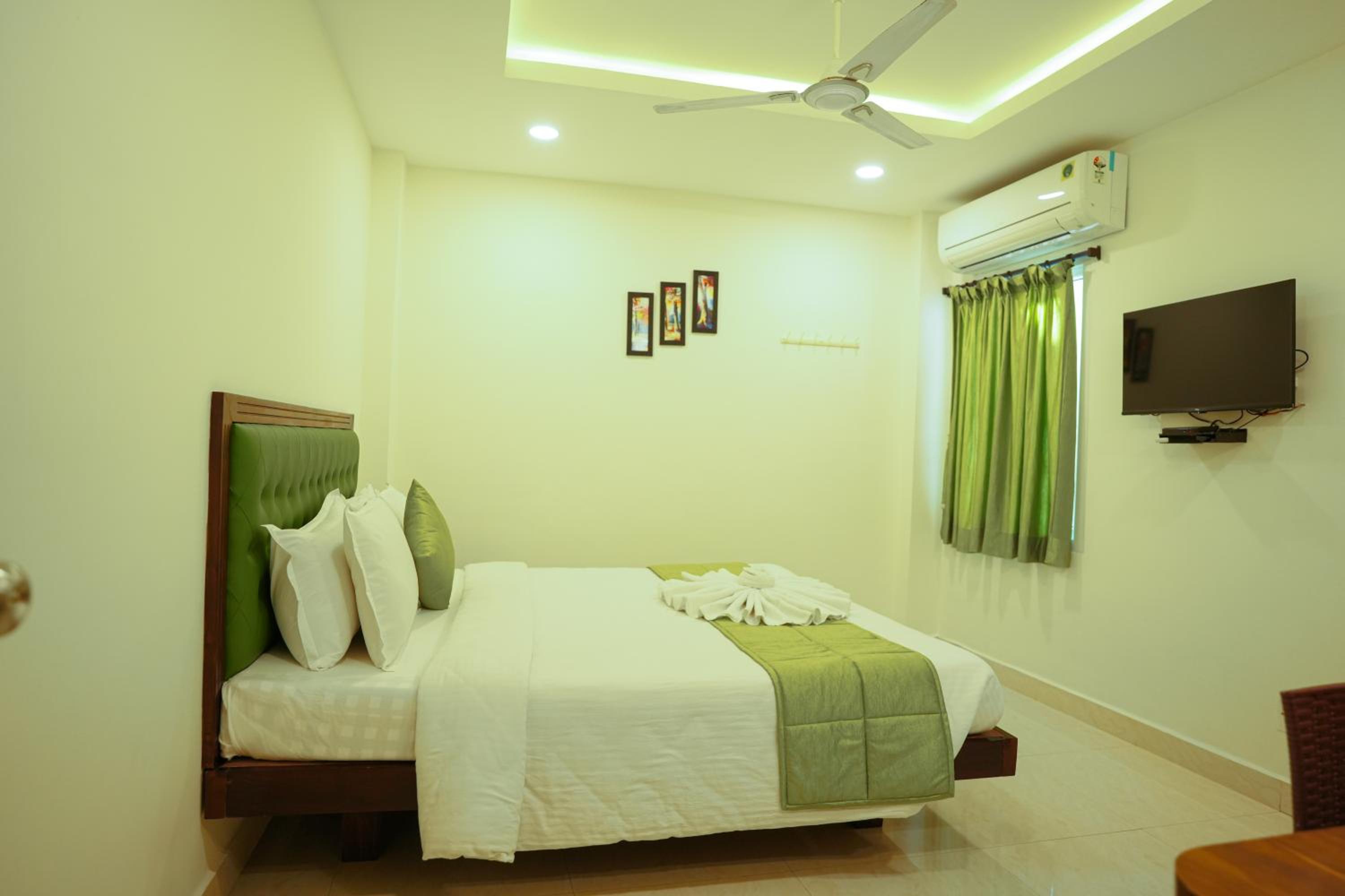 Deluxe Double Room - Photo 12